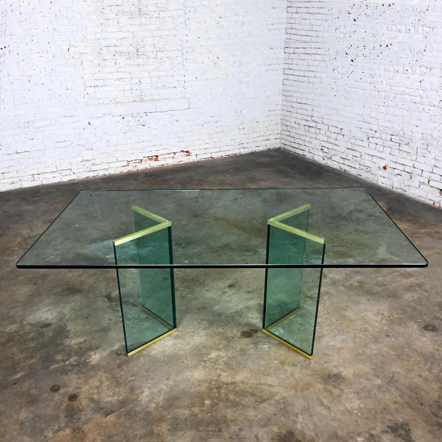 Table de salle à manger moderne à double piédestal en verre et laiton Attribué à Pace Collection en vente 12