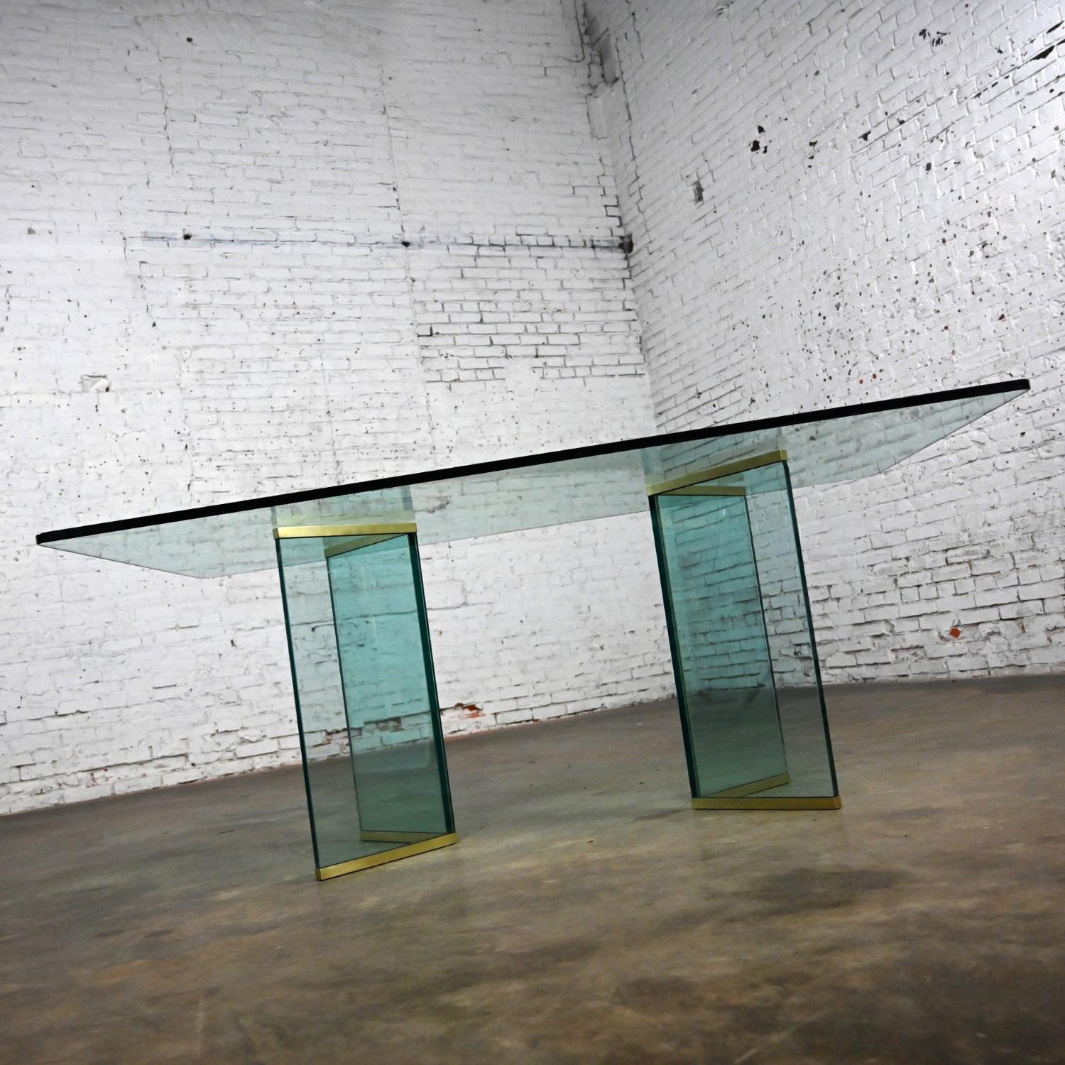 Inconnu Table de salle à manger moderne à double piédestal en verre et laiton Attribué à Pace Collection en vente