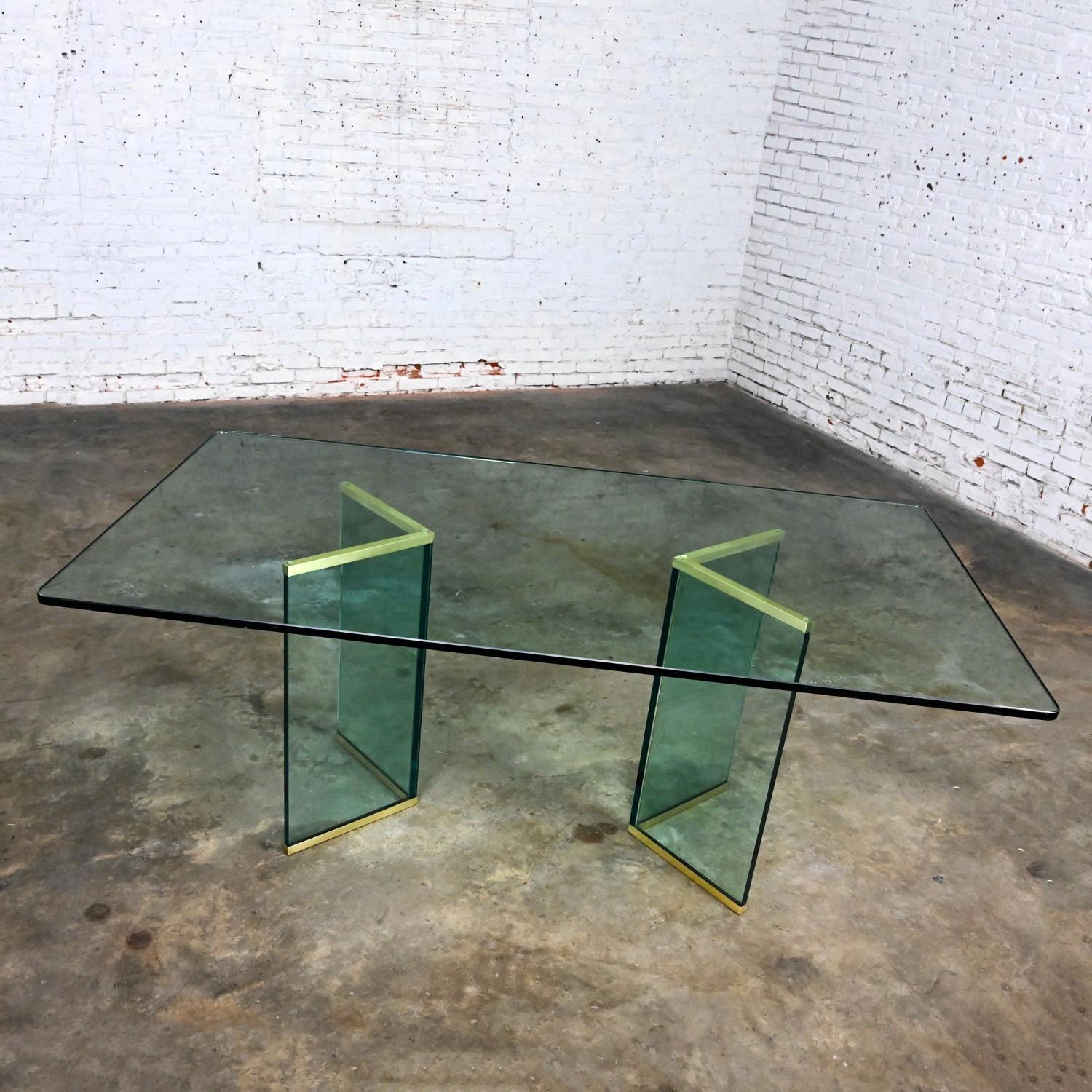 Moderne Table de salle à manger moderne à double piédestal en verre et laiton Attribué à Pace Collection en vente