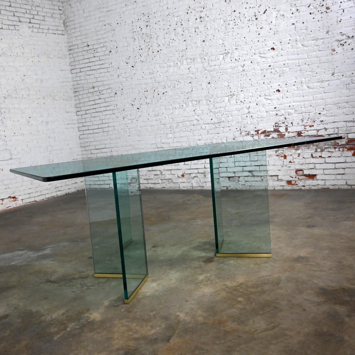 20ième siècle Table de salle à manger moderne à double piédestal en verre et laiton Attribué à Pace Collection en vente