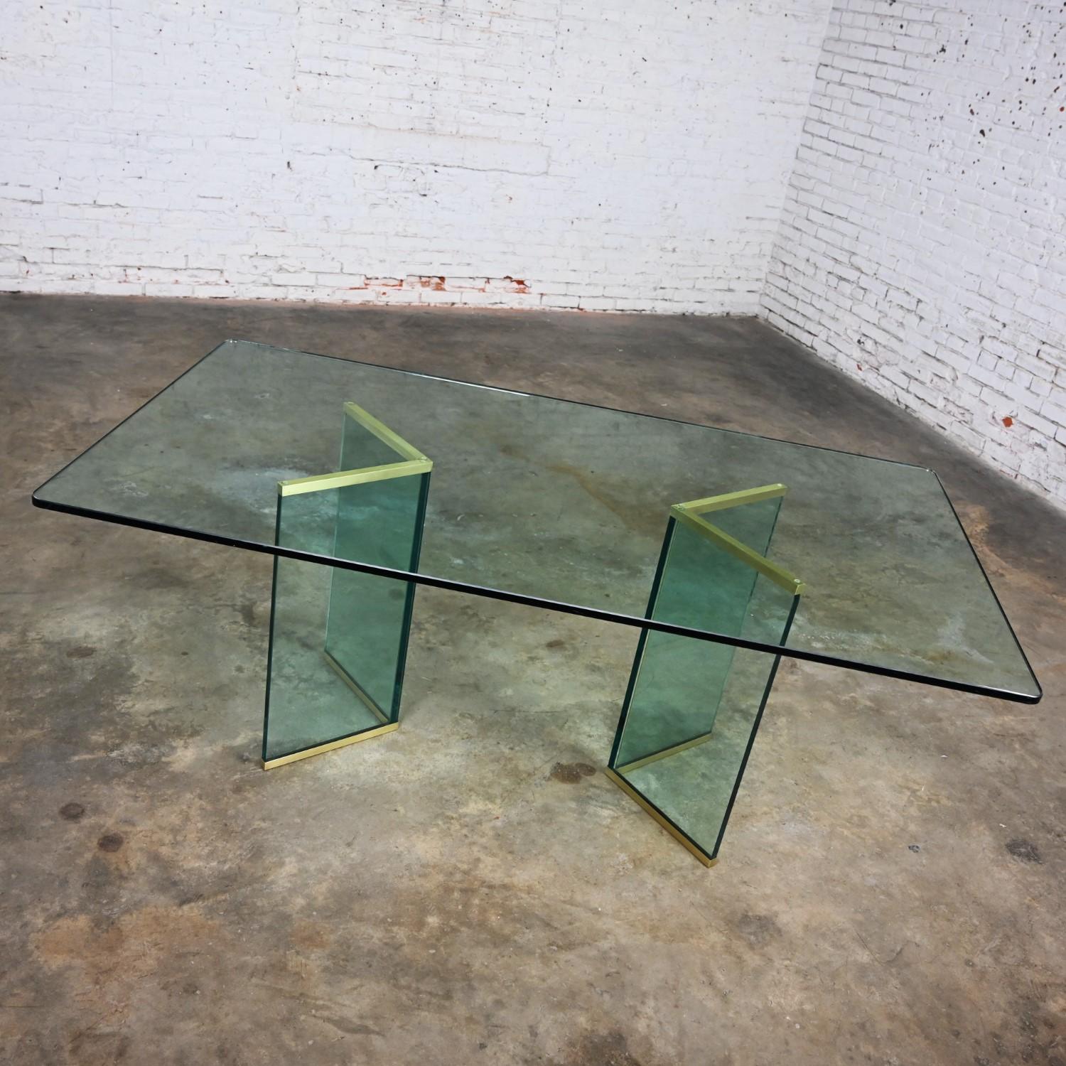 Laiton Table de salle à manger moderne à double piédestal en verre et laiton Attribué à Pace Collection en vente