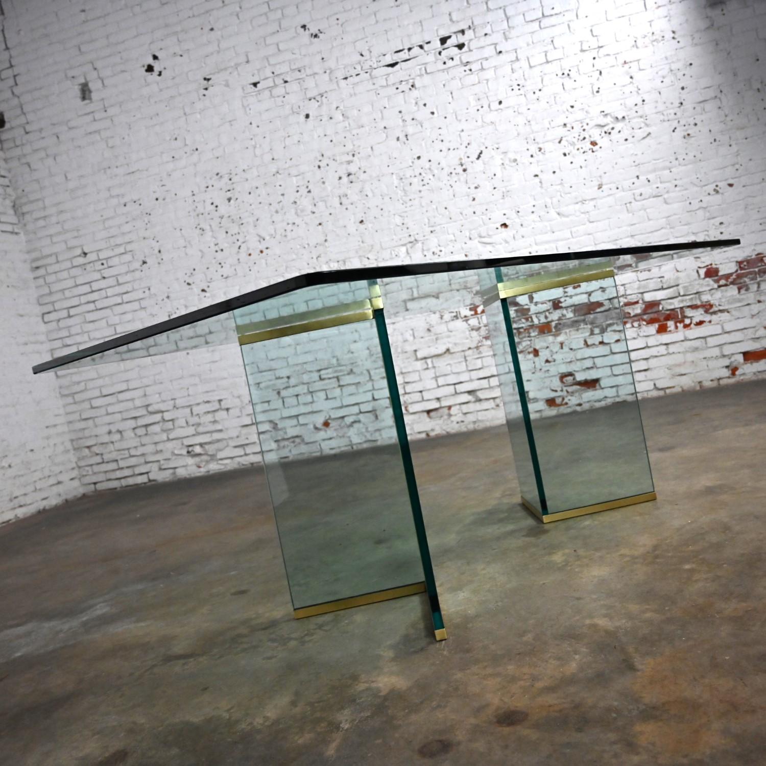 Table de salle à manger moderne à double piédestal en verre et laiton Attribué à Pace Collection en vente 1