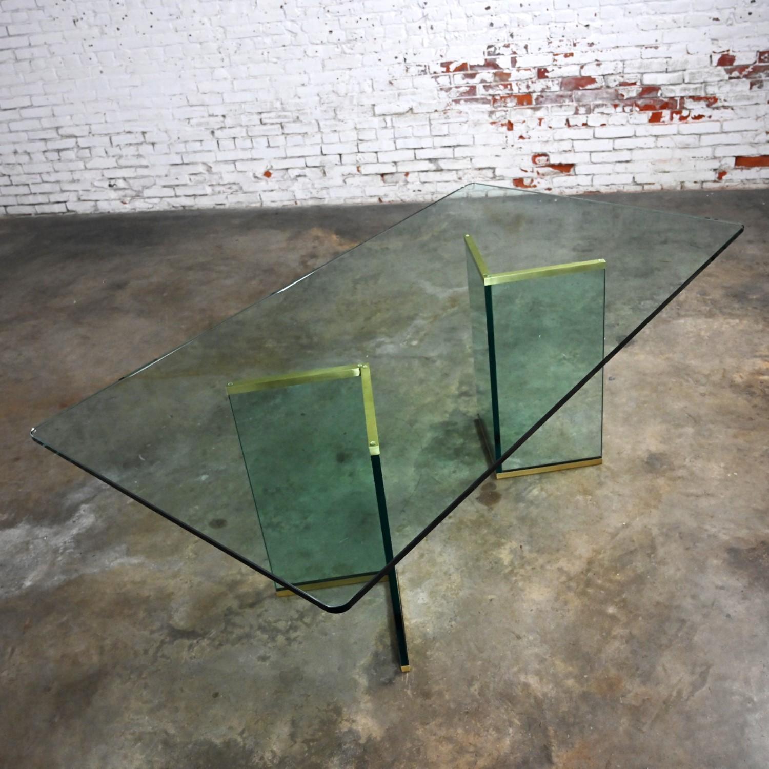 Table de salle à manger moderne à double piédestal en verre et laiton Attribué à Pace Collection en vente 2