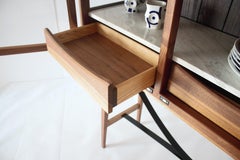 Contemporary Glasschrank mit Türen - Display & Storage Showcase