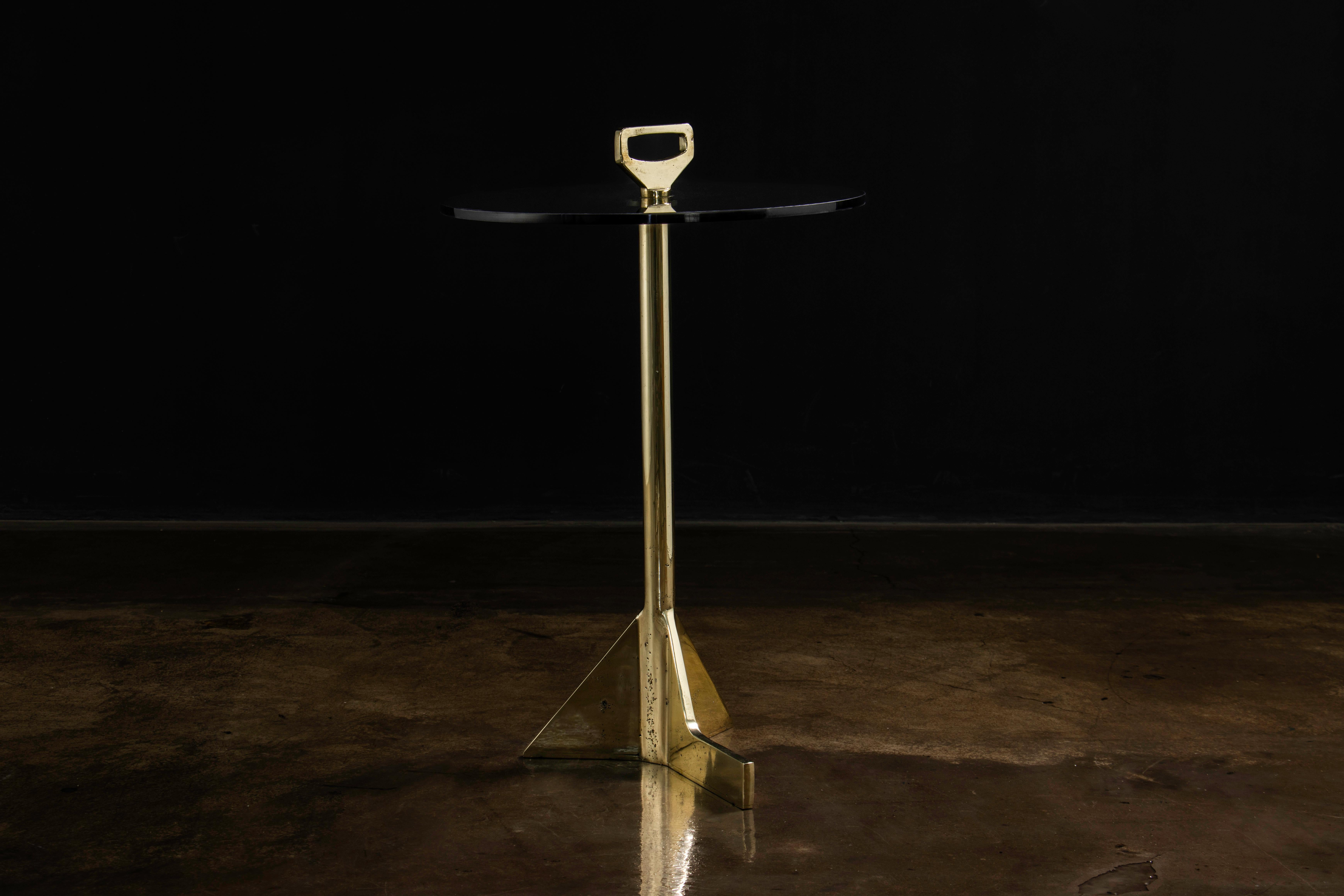 EN STOCK 

Mesa de cóctel Bellance de cristal moderno y bronce fundido de Costantini Design 

Esta juguetona mesa de bronce fundido y cristal ahumado tiene 