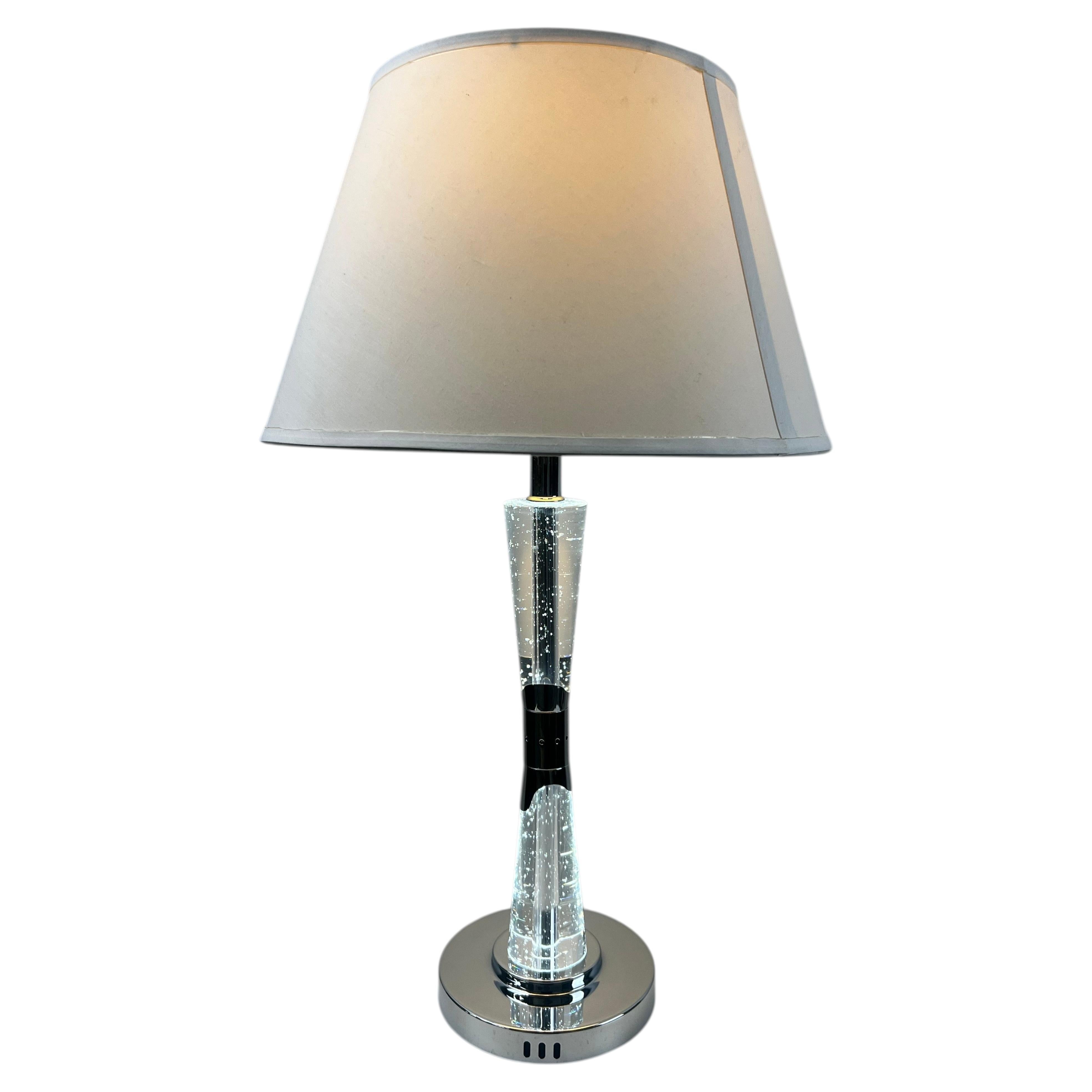 Lampada da tavolo moderna a colonna in vetro con base cromata e paralume bianco