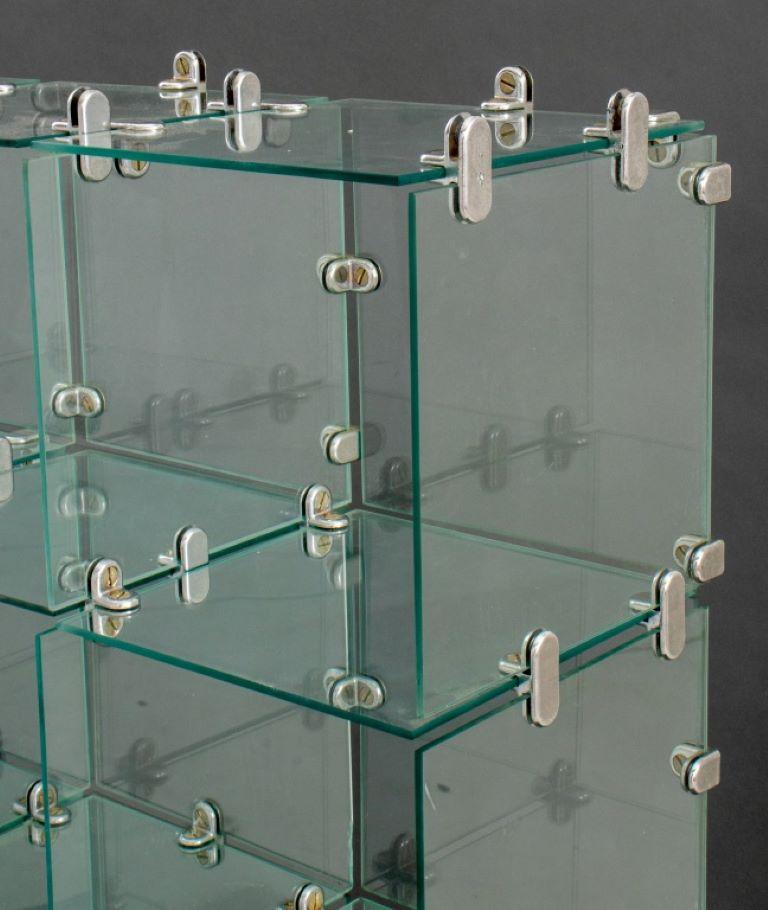 Moderne Glaswürfelvitrine mit 12 Einlegeböden und verchromten Verbindungsstücken, anscheinend unmarkiert. Provenienz: Nachlass der Künstlerin Eva Bouzard-Hui. 