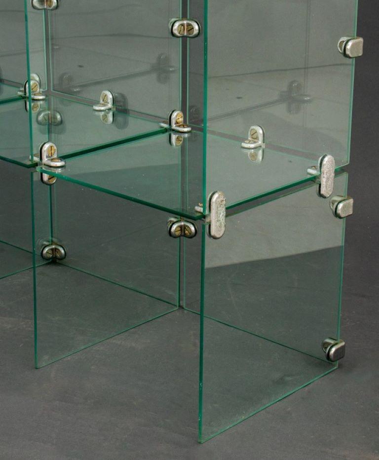 Moderne Glaswürfel-Vitrine (Unbekannt) im Angebot