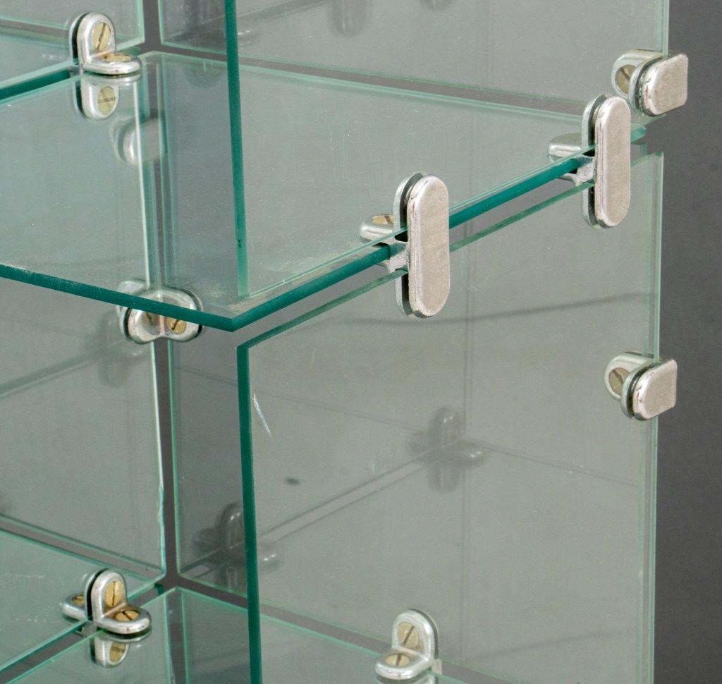 Modern Glass Cube Display Case In Good Condition For Sale In New York, NY