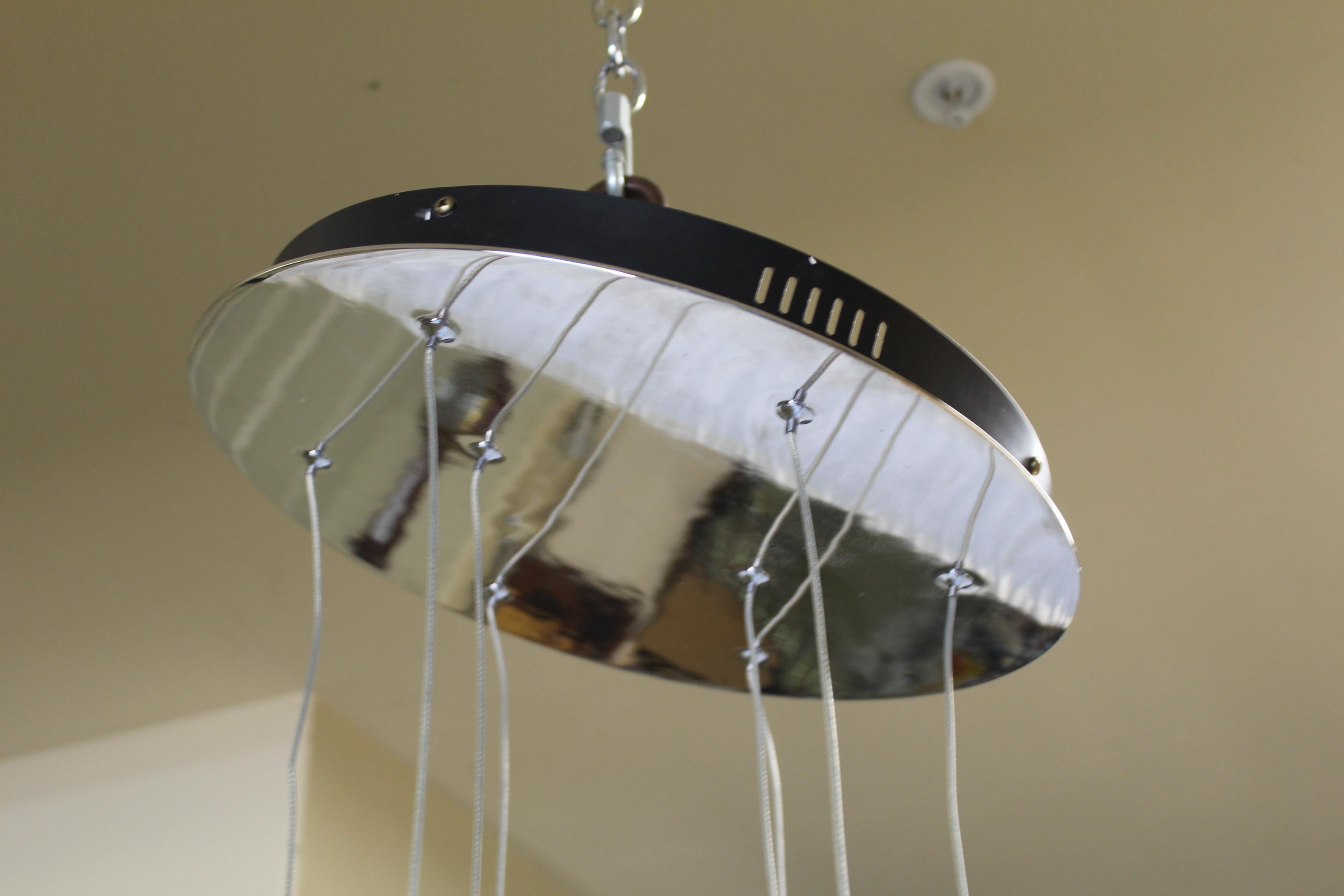 Tutti i paralumi moderni in vetro di diverse forme e dimensioni con un paralume interno smerigliato. Tutti con G-4  lampadine a 10 W. Un totale di otto tonalità. Il baldacchino da soffitto è già cablato e pronto per l'uso, con finitura in nichel