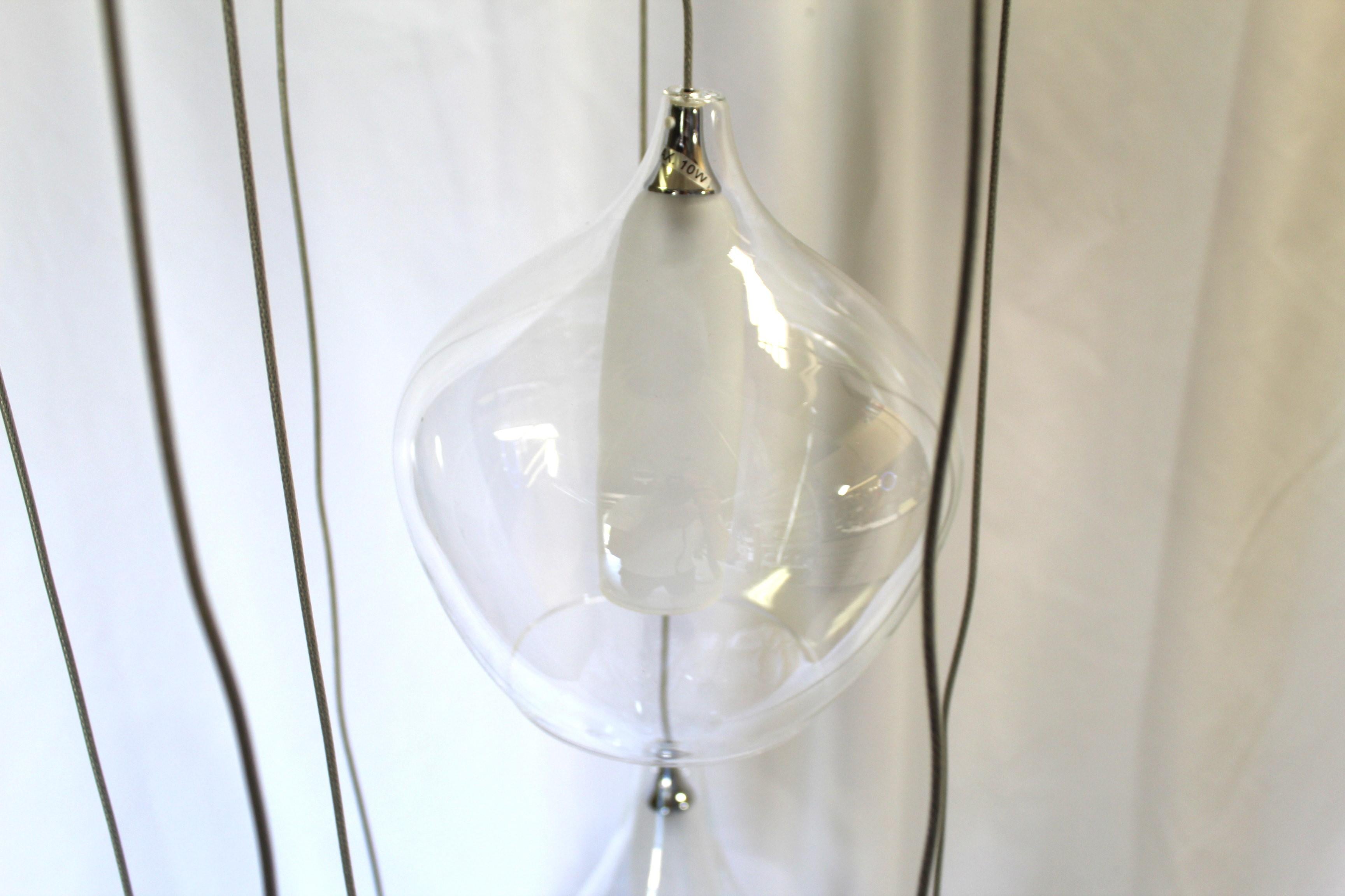 Lampadario moderno a globo in vetro  , 8 tonalità  , Plafoniera in nichel lucidato Hi In condizioni buone in vendita a Los Angeles, CA