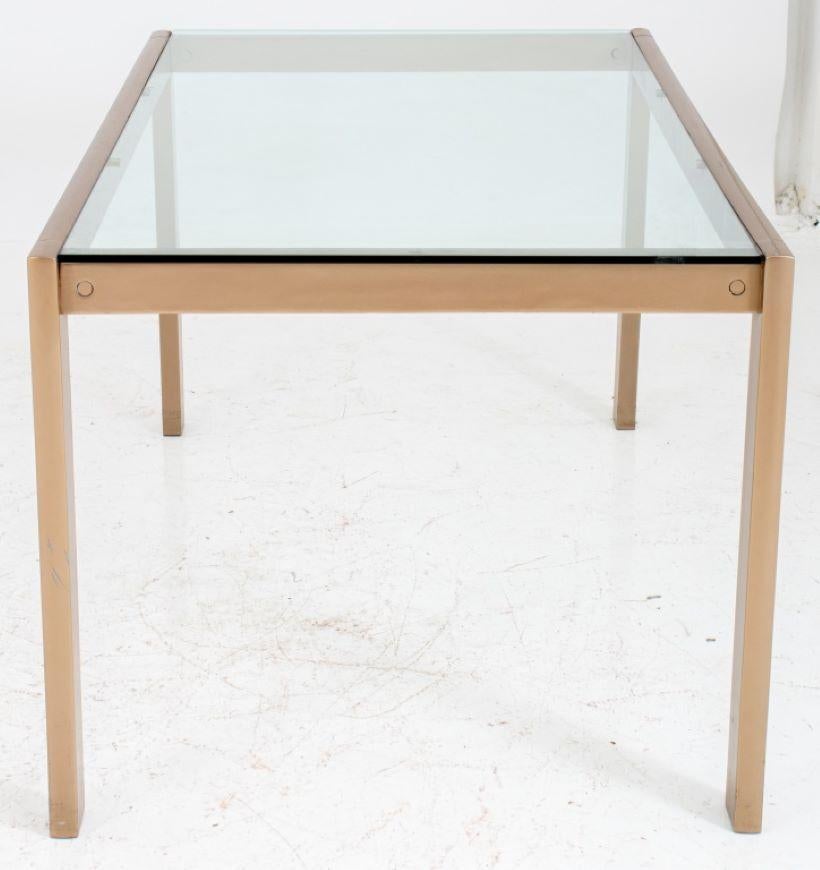 Table de salle à manger moderne avec insert en verre et cadre émaillé Bon état - En vente à Astoria, NY