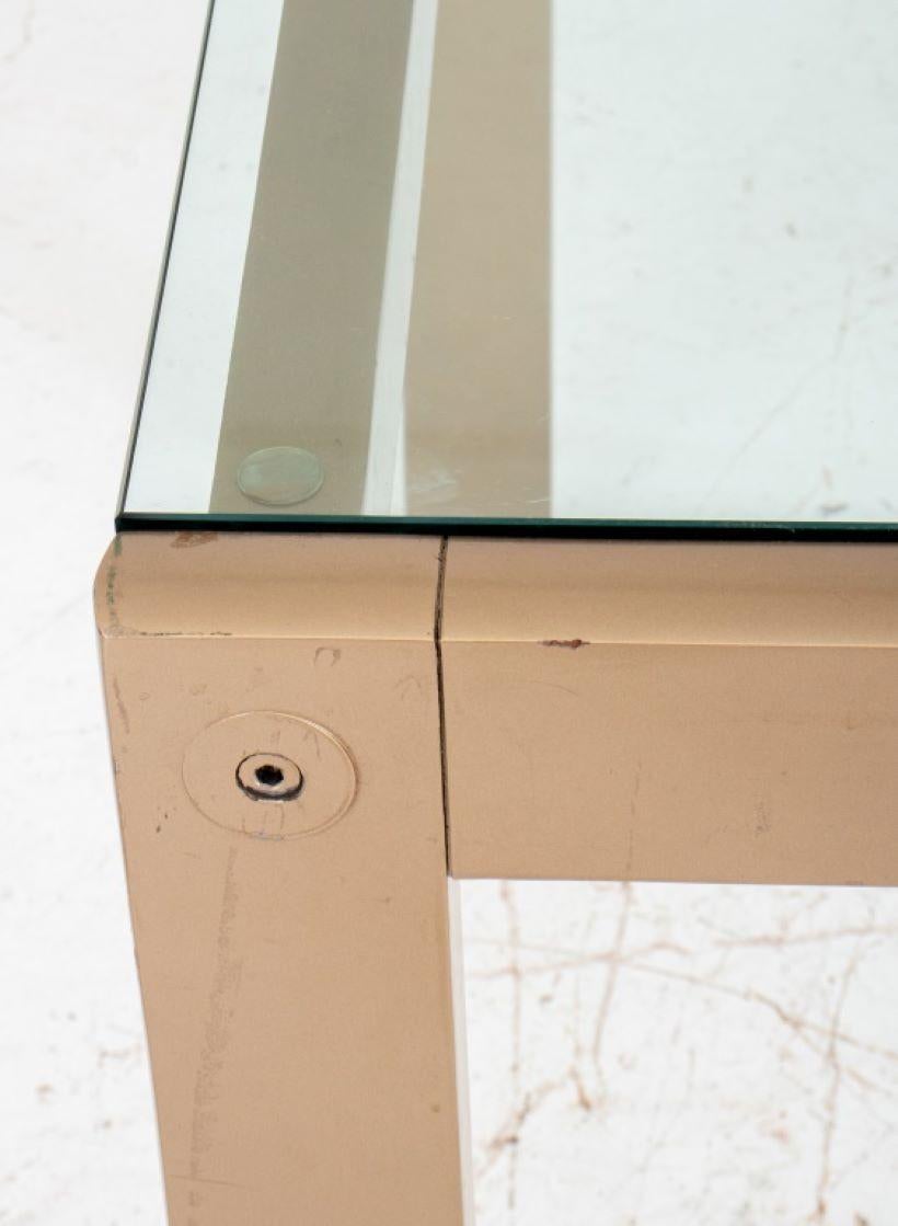 Table de salle à manger moderne avec insert en verre et cadre émaillé en vente 1