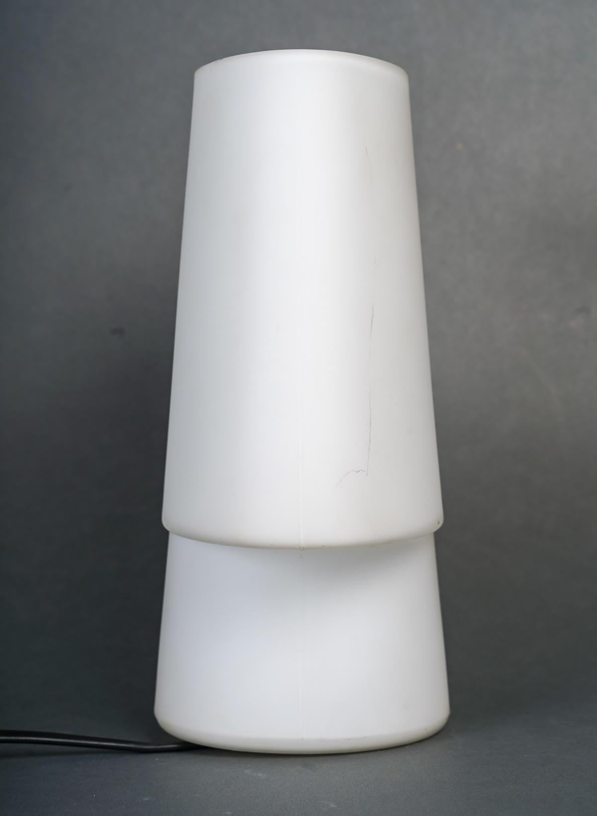 Modern Glass Lamp, 1990-2000.

Contemporary lamp from 1990-2000, 1 interior light.

Dimensions: h: 26cm, w: 21cm, d: 12cm.