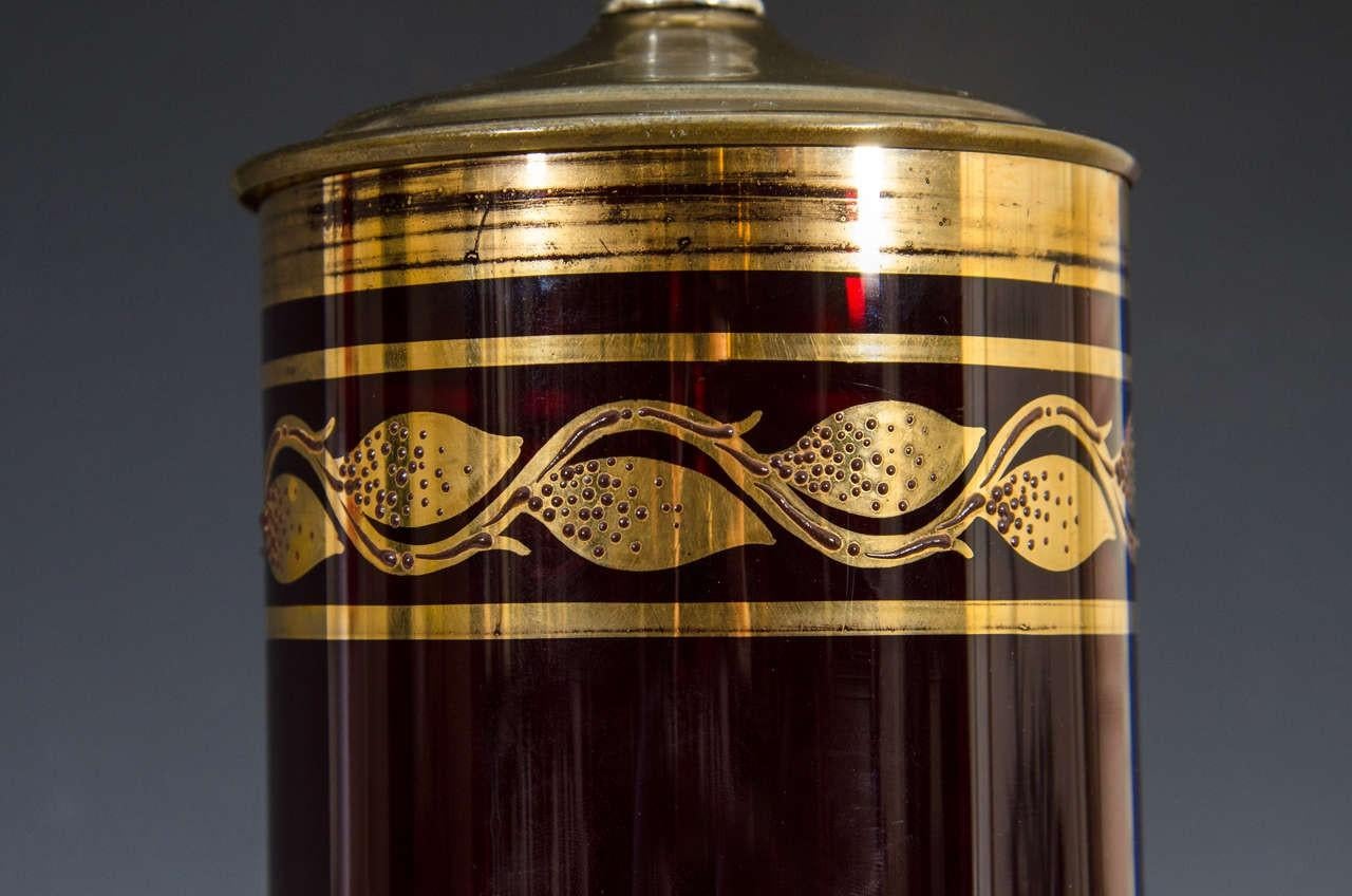 Moderne Tischlampe aus Glas, Ende des 20. Jahrhunderts, zylindrische Form mit vergoldetem Dekor, das Diana/Artemis, die Göttin der Jagd, darstellt. Maße: Lampenfuß: 20