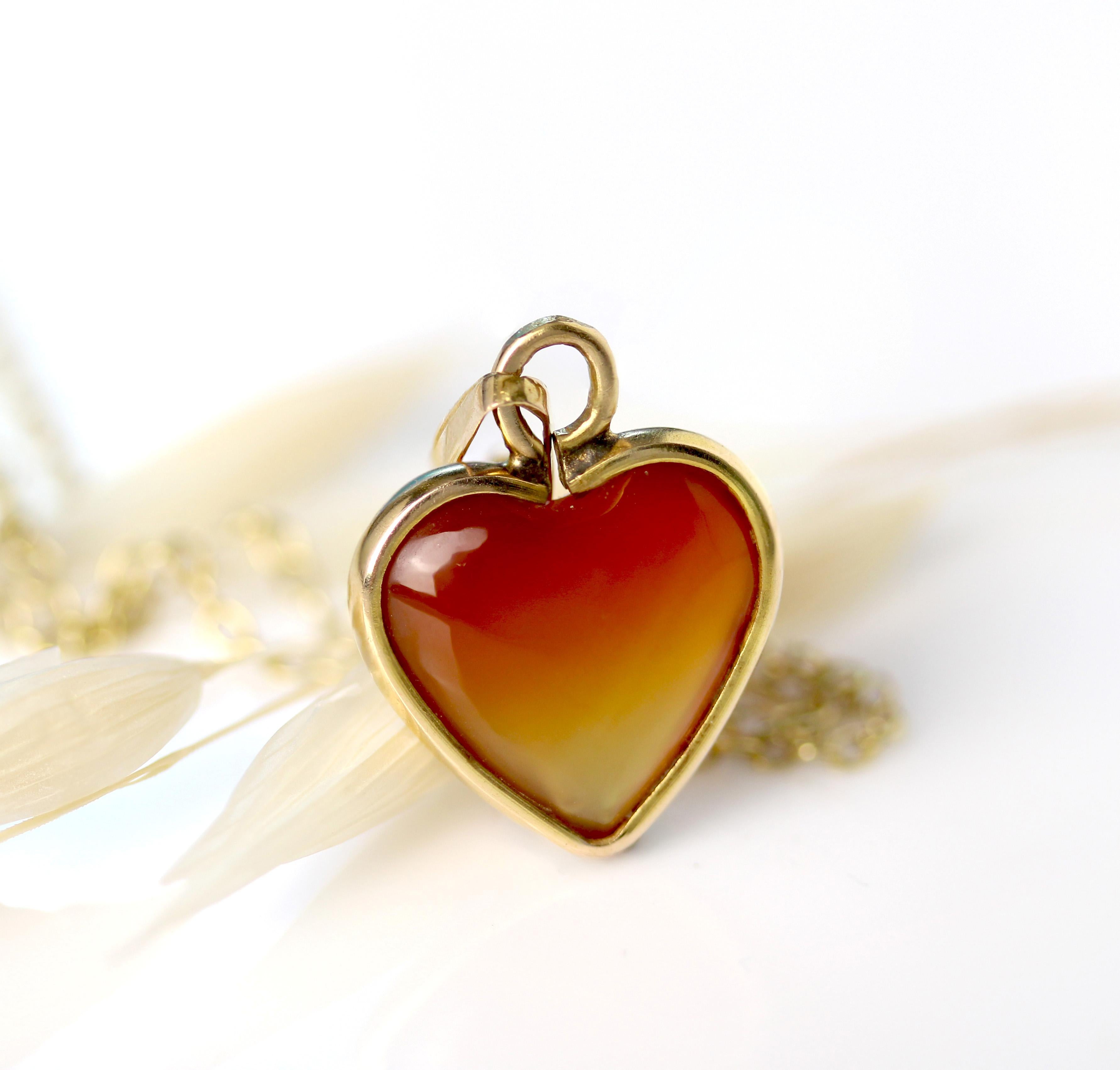 Moderne Pendentif cœur moderne en or jaune 18 carats avec pâte de verre en vente