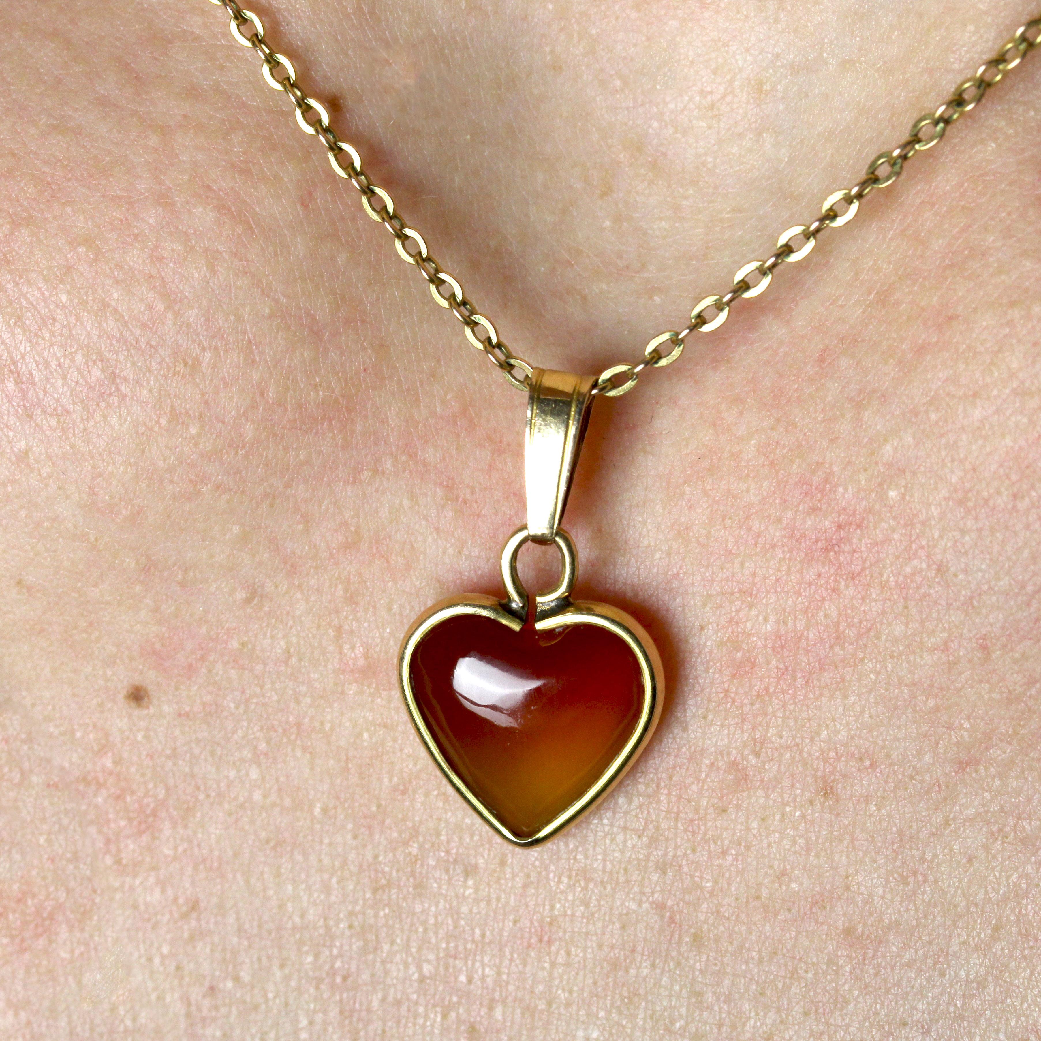 Pendentif cœur moderne en or jaune 18 carats avec pâte de verre en vente 1