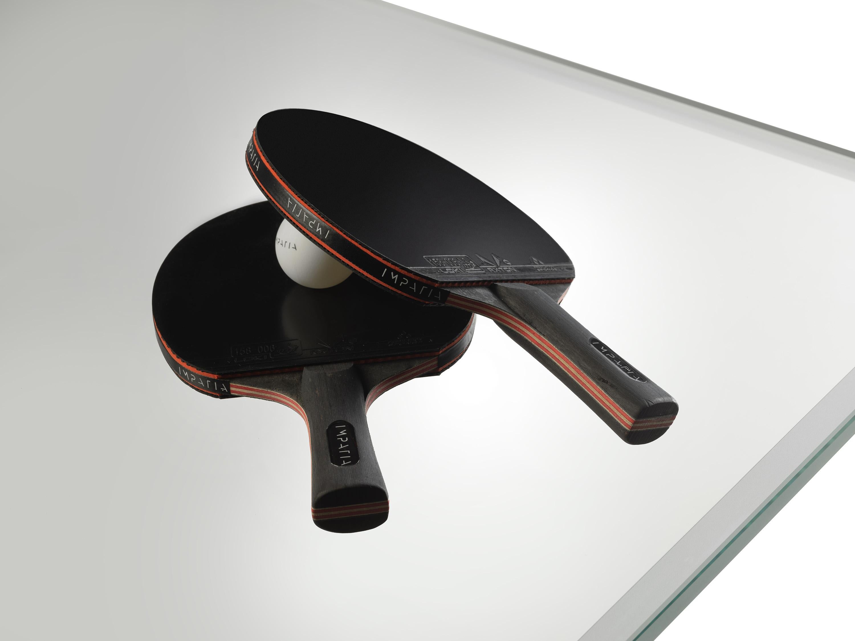 Moderner Ping Pong-Tisch aus Glas mit Untergestell aus Nussbaumholz von Impatia im Angebot 1