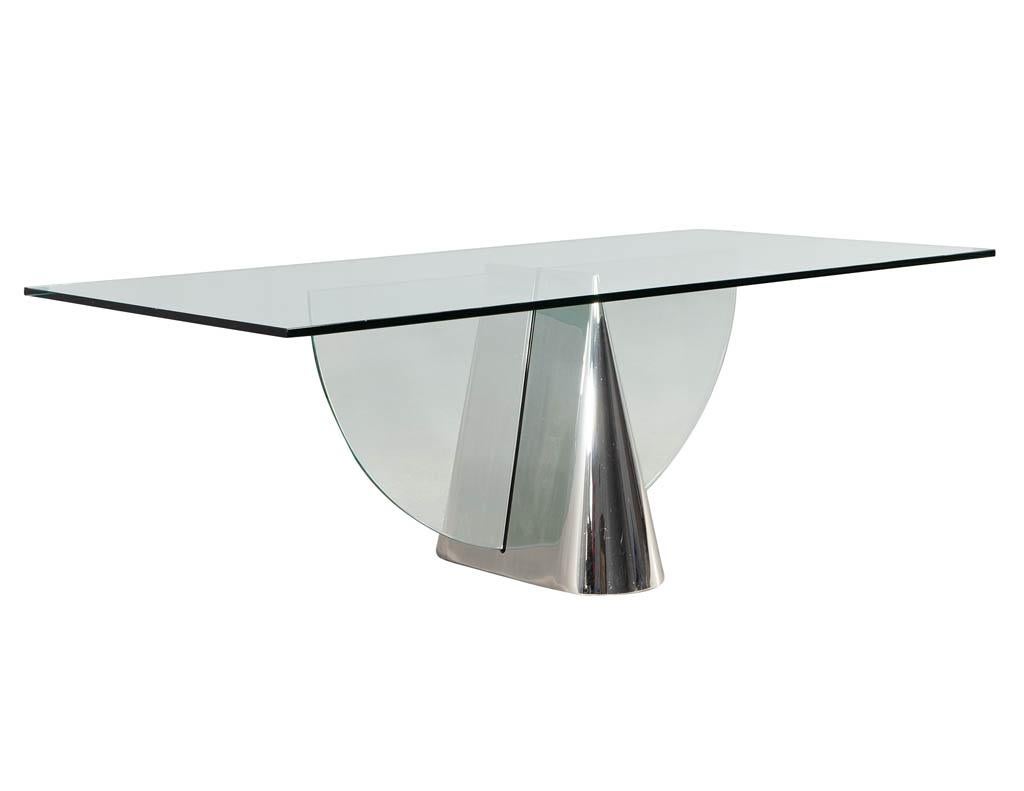 Moderner Glastisch mit Zinne von J. Wade Beam. Ikonisches modernes Design, Amerika, ca. 1970er Jahre. Dieser Esstisch ist das perfekte Gleichgewicht zwischen Kunst und Funktionalität. Mit seinem Sockel aus poliertem Edelstahl und dem