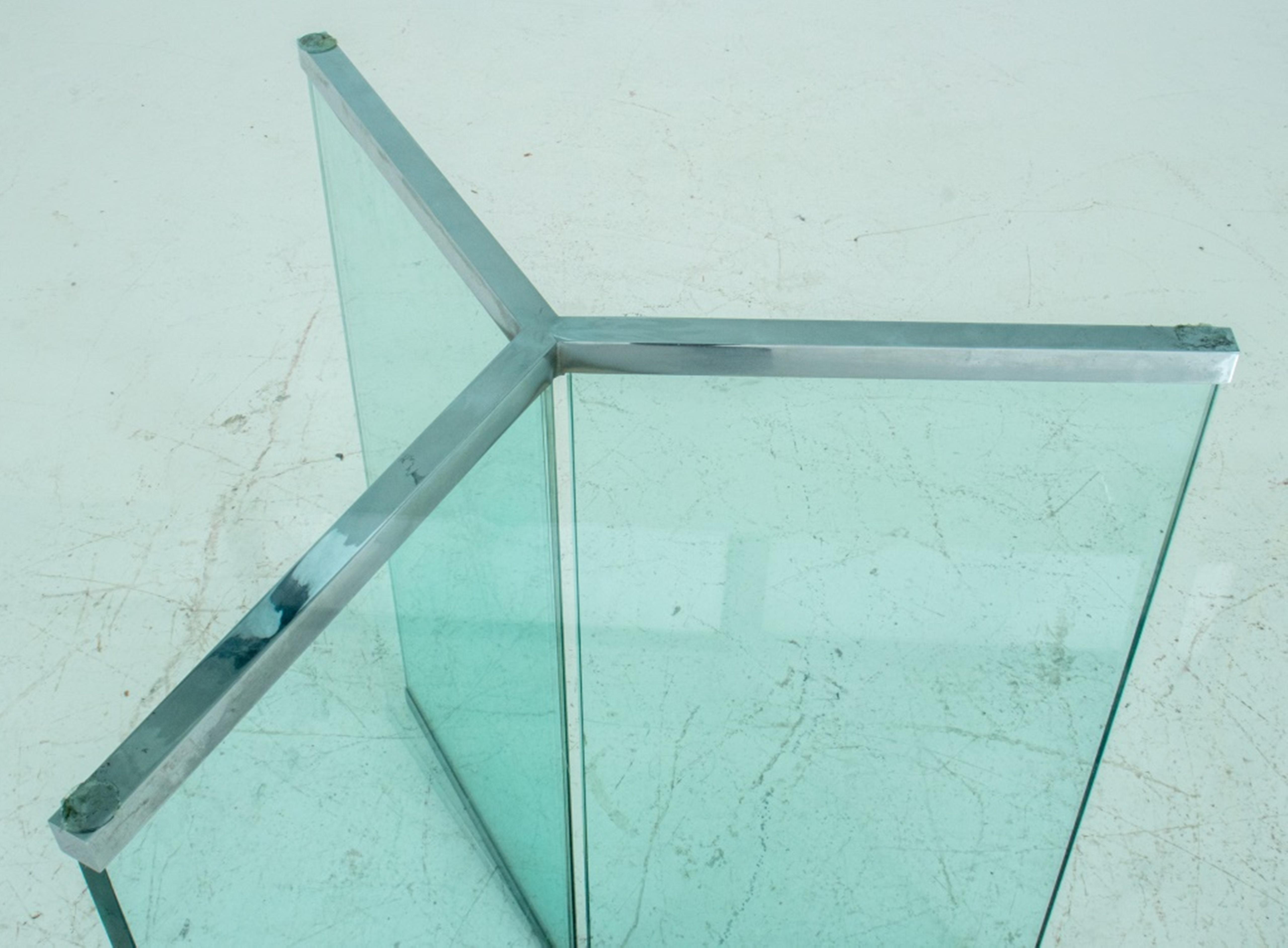 Modern Glass Rectangular Dining Table In Good Condition In Astoria, NY