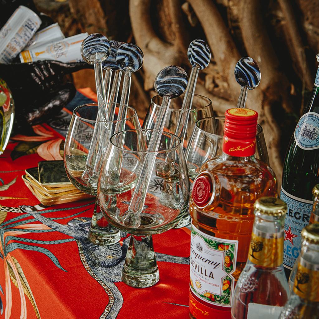 Ensemble moderne de bâtons à pétiller en verre présenté dans une boîte en Lucite décorée d'agates en vente 7