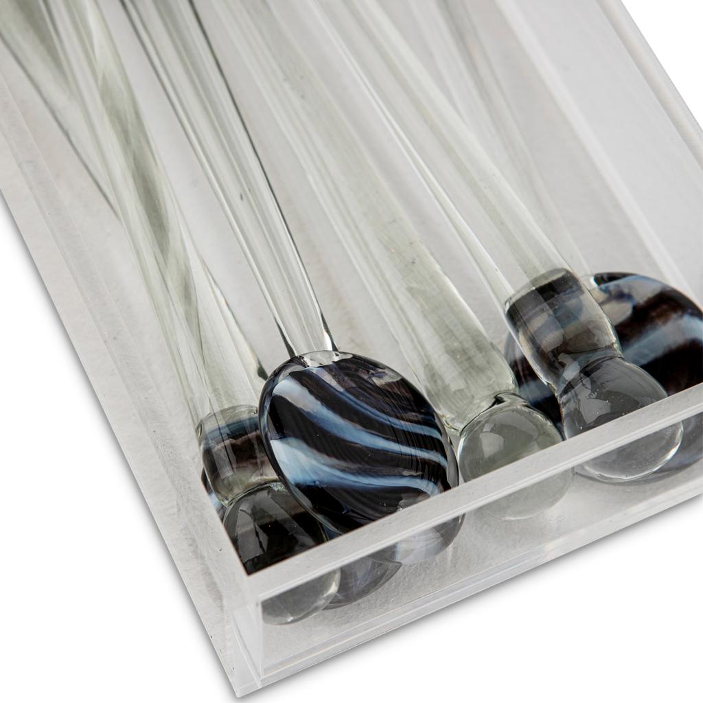 Diese modernen, handgeschmiedeten Glasstäbchen haben einen Stiel aus Klarglas mit zebragestreiften Glasköpfen. Sie werden in einer Lucite-Box präsentiert, die mit einem Rosenquarz-Achat-Cabochon verziert ist. 

Dieses einzigartige und