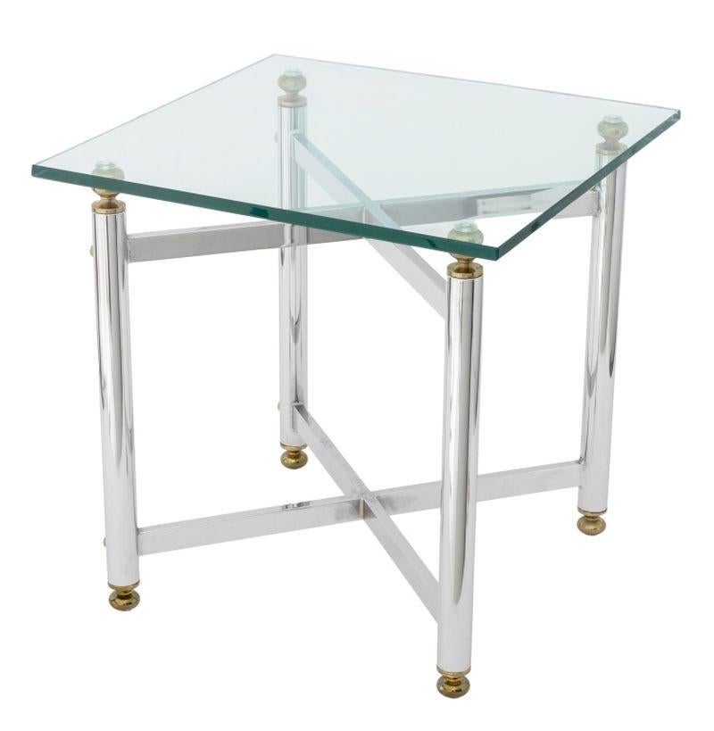 Mesa auxiliar moderna cromada con tapa de cristal, con cuatro patas unidas por un bastidor en forma de X. 18