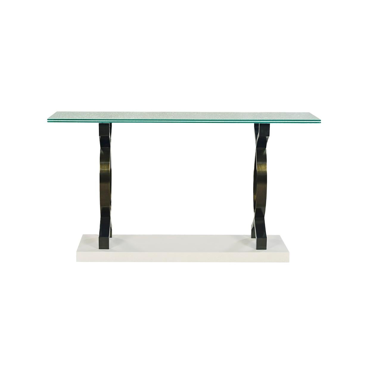 La table trouve un équilibre audacieux entre l'élégance contemporaine et la sophistication sculpturale. Le plateau en verre craquelé apporte une texture dynamique et des reflets, tandis que la finition Egret peinte à la main sur la base en bois