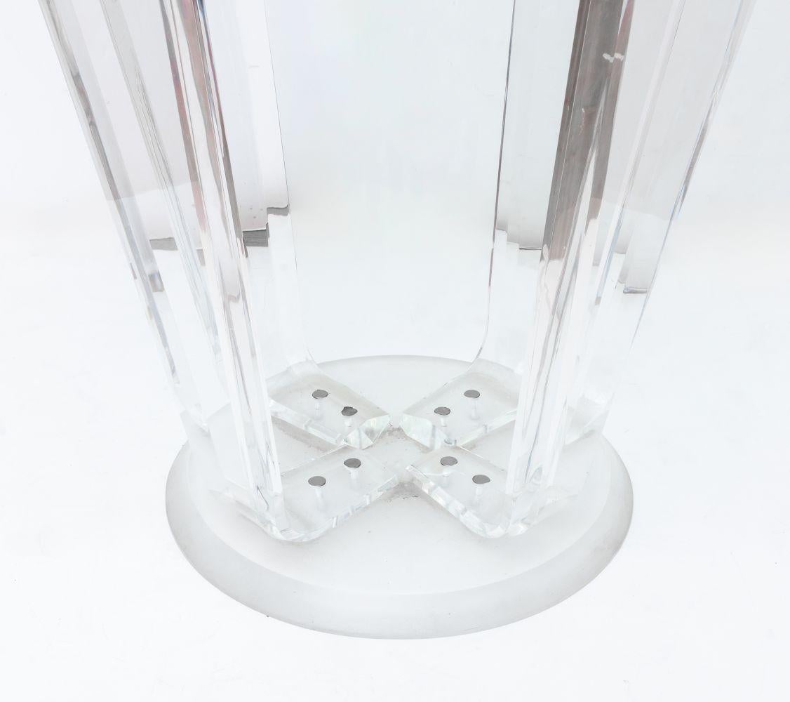 Mesa de Comedor Moderna de Lucite con Tapa de Cristal siglo XX en venta