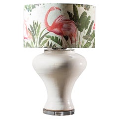 Moderne handgefertigte Vase mit Flamingo-Schirm aus glasierter Keramik