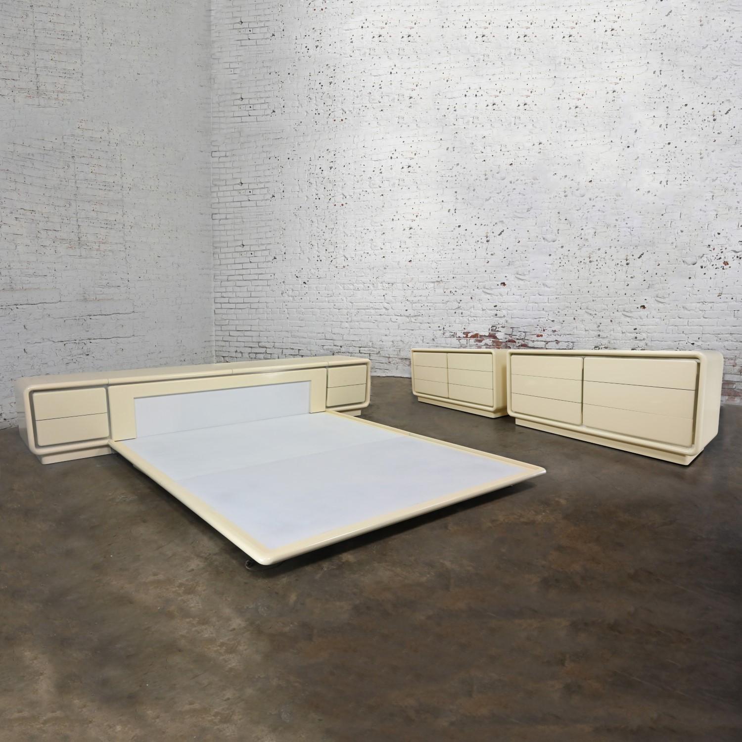 Modern Glenn of Calif Bedroom Set King Platform Bed 2 Nightstands & 2 Dressers In Good Condition In Topeka, KS