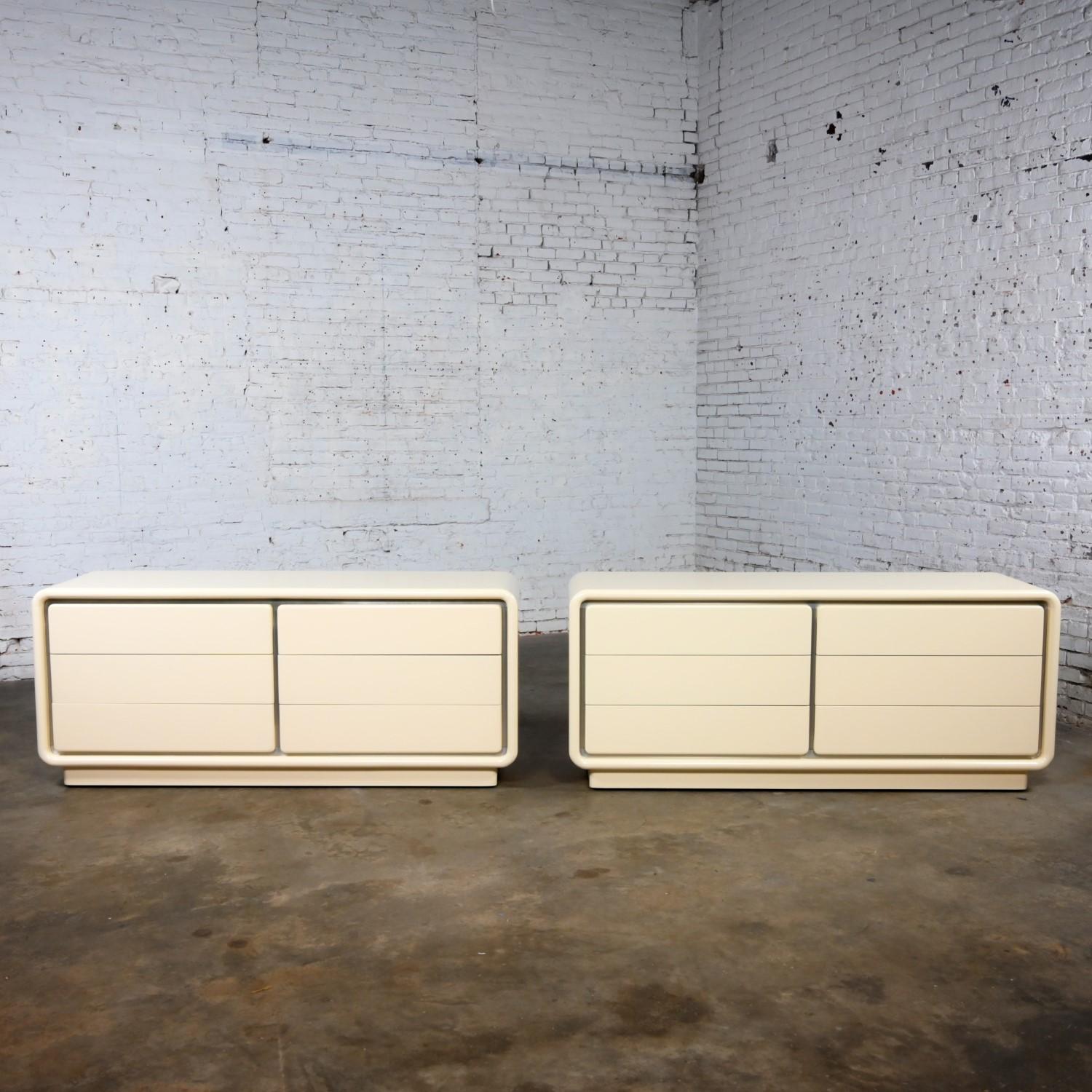 Modern Glenn of California Dressers or Credenzas Off White Lacquer a Pair For Sale 6