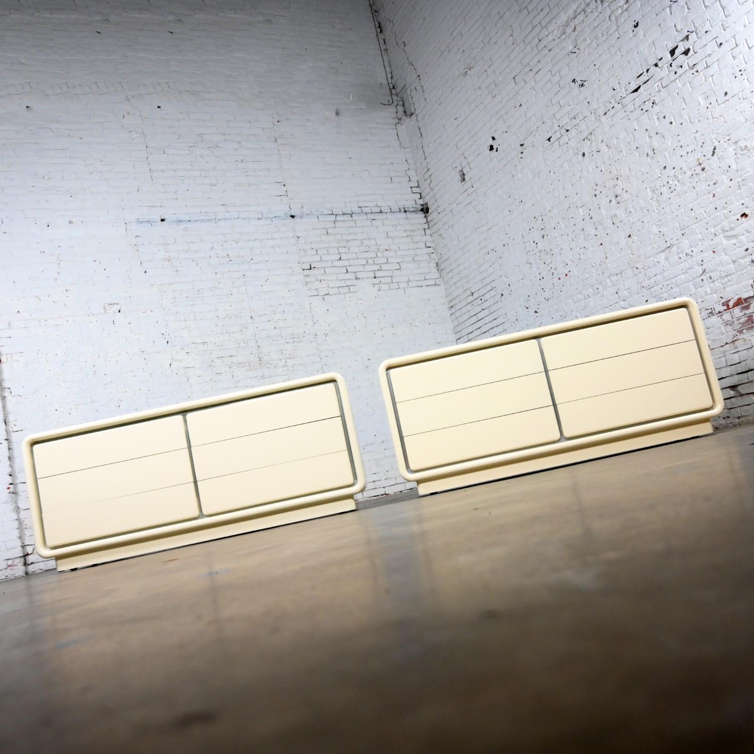 Modern Glenn of California Dressers or Credenzas Off White Lacquer a Pair For Sale 7