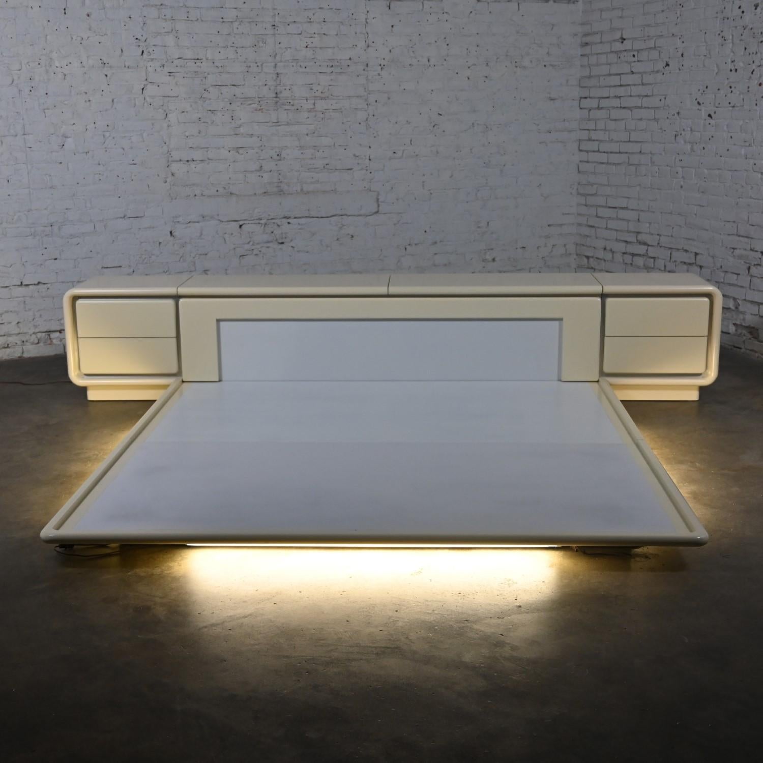 Modern Glenn of California Platform King Bed & 2 Nightstands Off White Lacquer 4