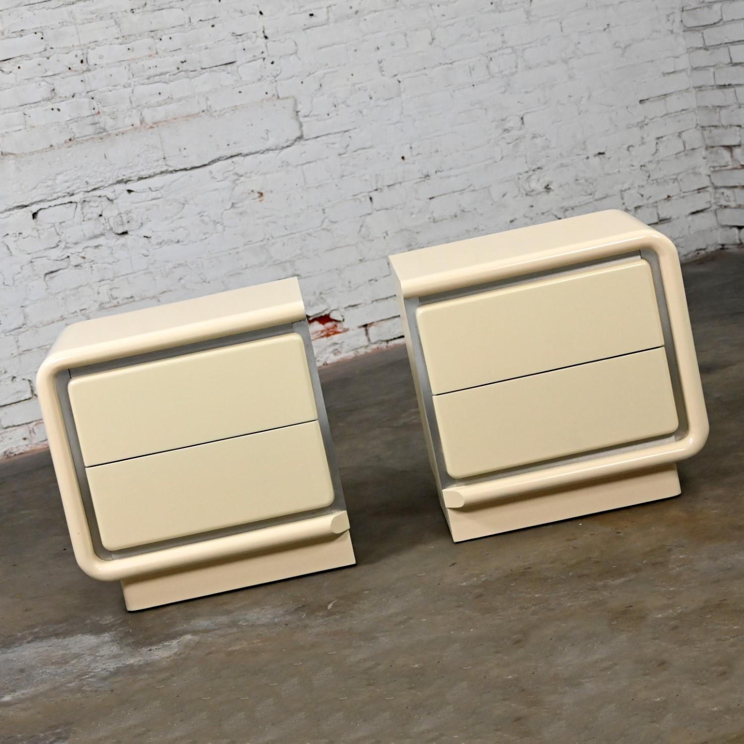 Modern Glenn of California Platform King Bed & 2 Nightstands Off White Lacquer 7