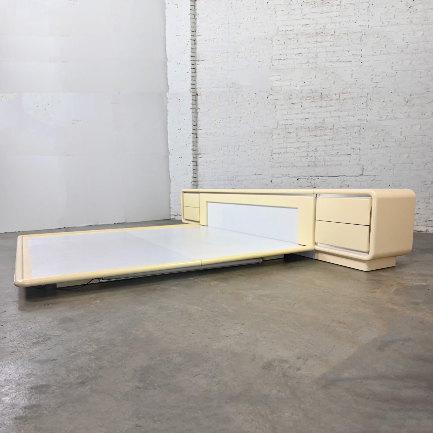 Modern Glenn of California Platform King Bed & 2 Nightstands Off White Lacquer 1