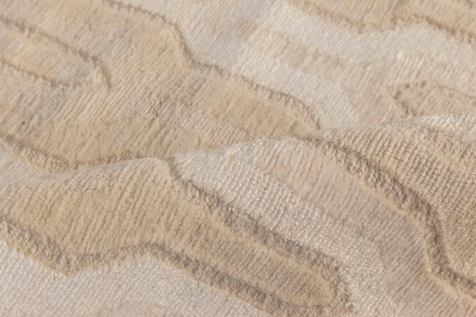 Tapis en laine noué à la main, blanc cassé et beige, de Doris Leslie Blau.
Taille : 11'1
