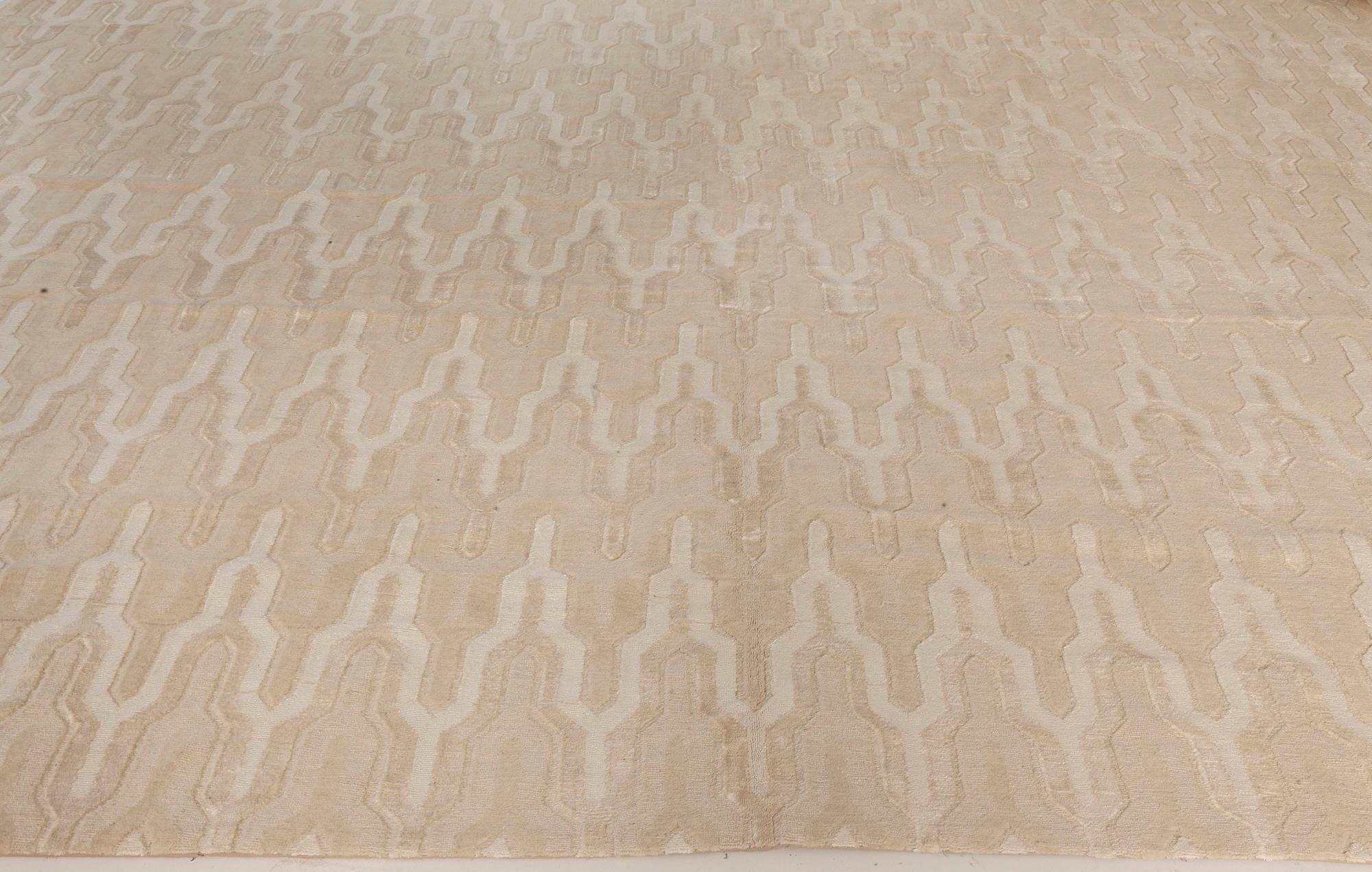 Indien Modernity Global - Tapis en laine nouée à la main blanc cassé et beige, par Doris Leslie Blau en vente