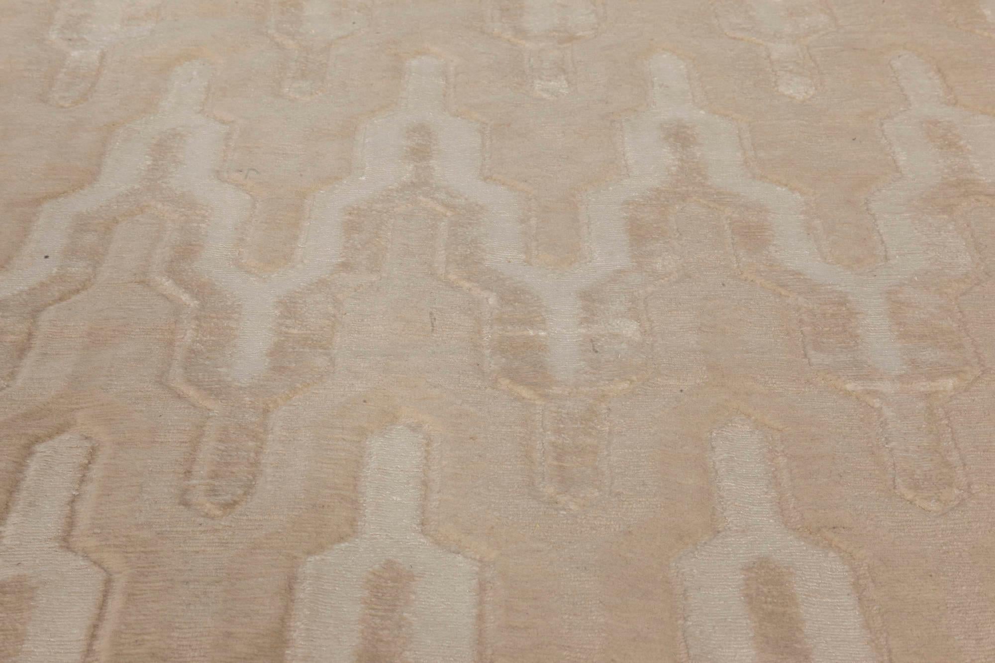 Noué à la main Modernity Global - Tapis en laine nouée à la main blanc cassé et beige, par Doris Leslie Blau en vente