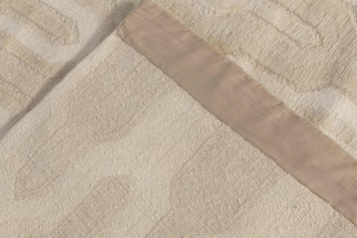 XXIe siècle et contemporain Modernity Global - Tapis en laine nouée à la main blanc cassé et beige, par Doris Leslie Blau en vente