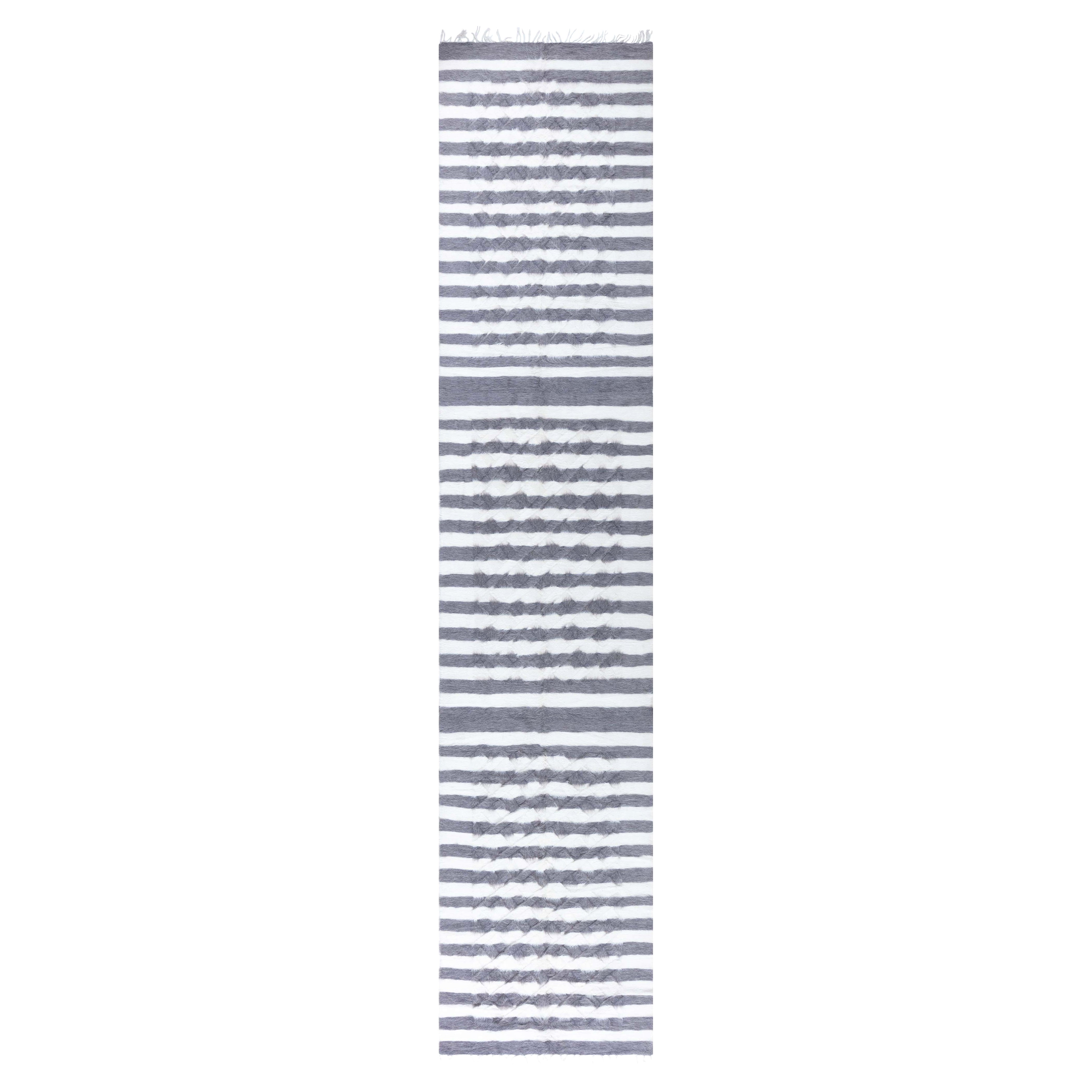 Moderner Ziegenhaar-Läufer von Doris Leslie Blau