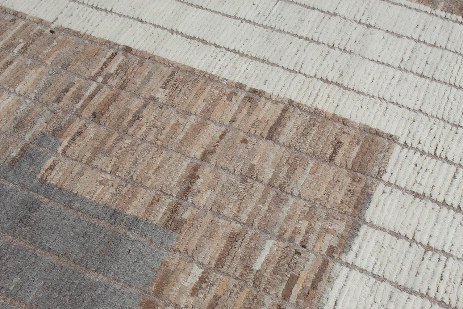 Schöner moderner geometrischer Teppich, handgeknüpft aus 100% Wolle. Es ist in Colorblock-Schattierungen von natürlichen Farben.
Der Teppich misst 6'7