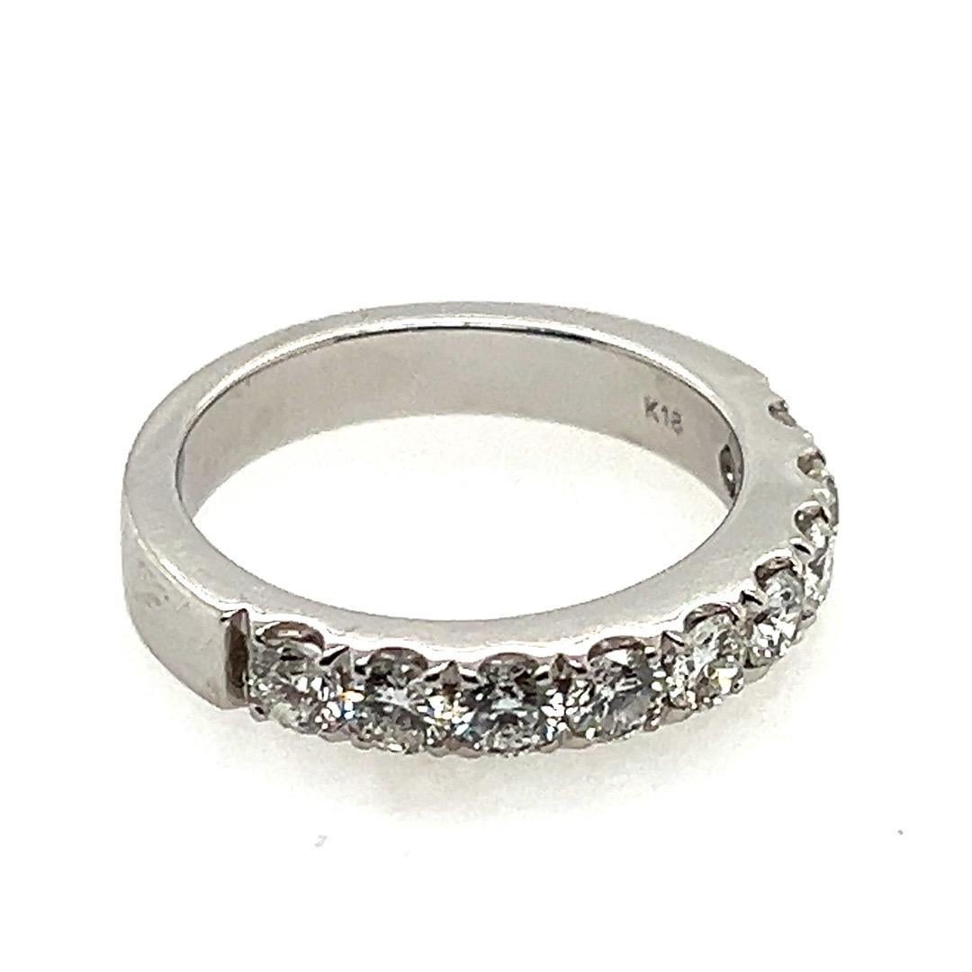 Women's Modern Gold 0.85 Carat Natural Round Ideal Colorless VS Diamond Engagement Band For Sale