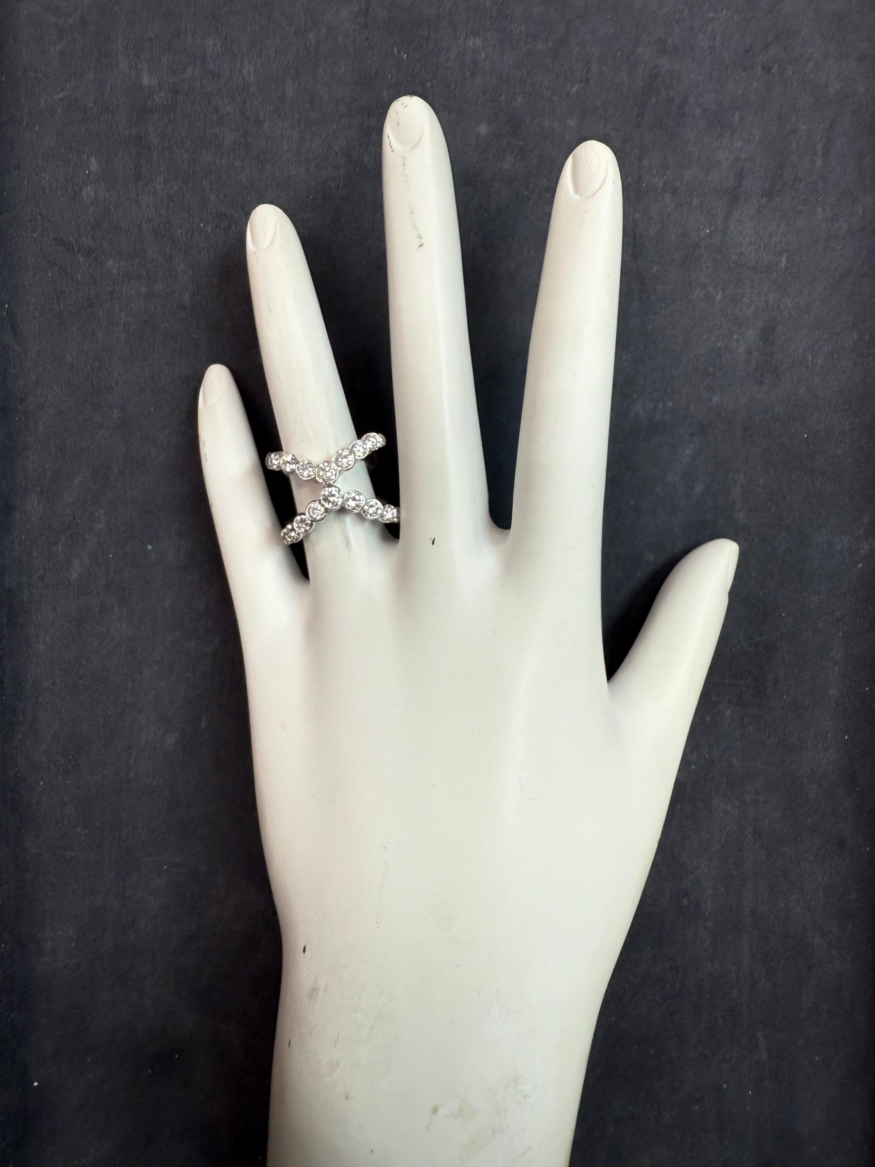 Moderner Gold 1 Karat Natürlicher Farbloser Runder Diamant Criss Cross Ring Damen im Angebot