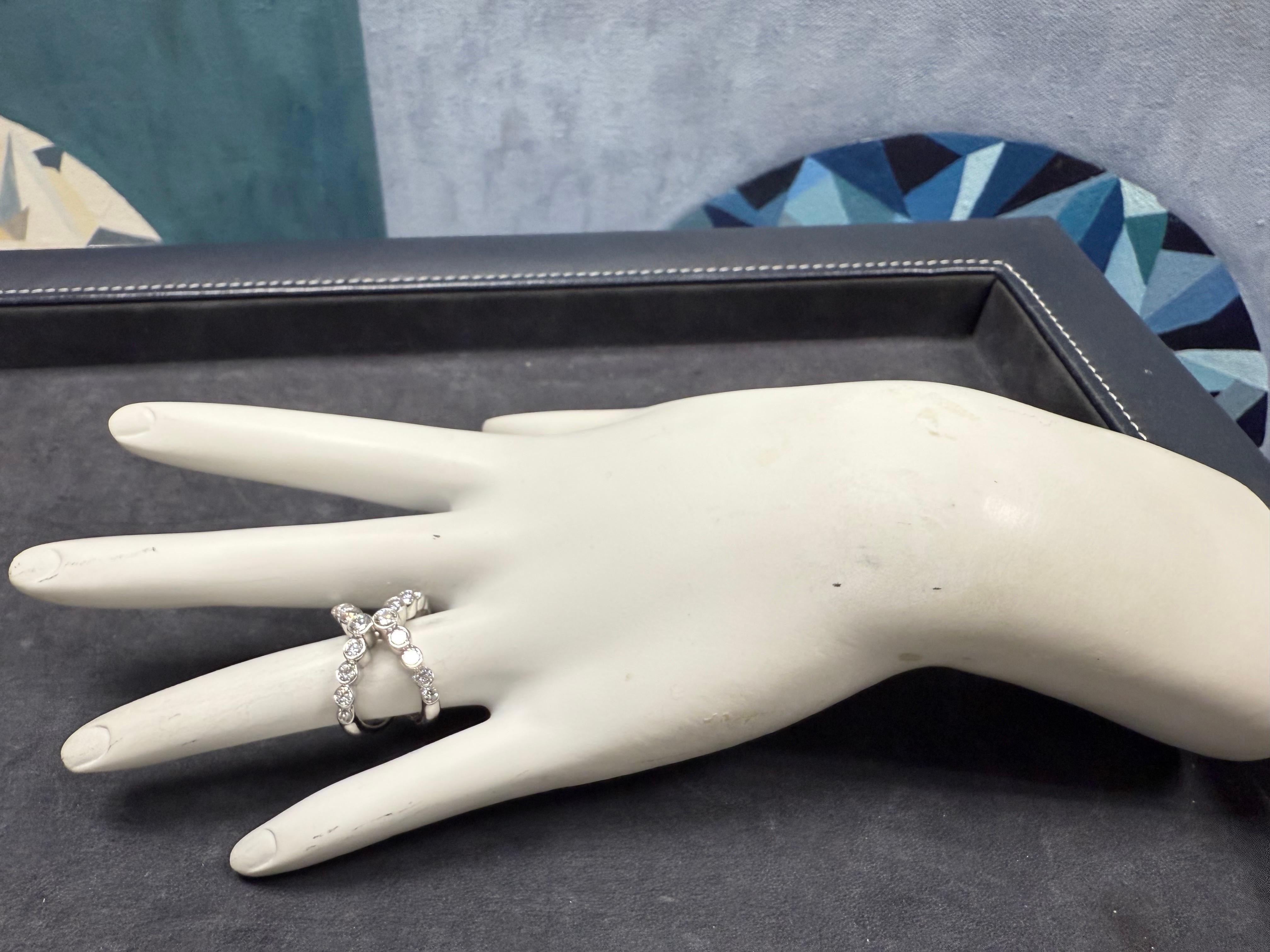 Moderner Gold 1 Karat Natürlicher Farbloser Runder Diamant Criss Cross Ring im Angebot 2