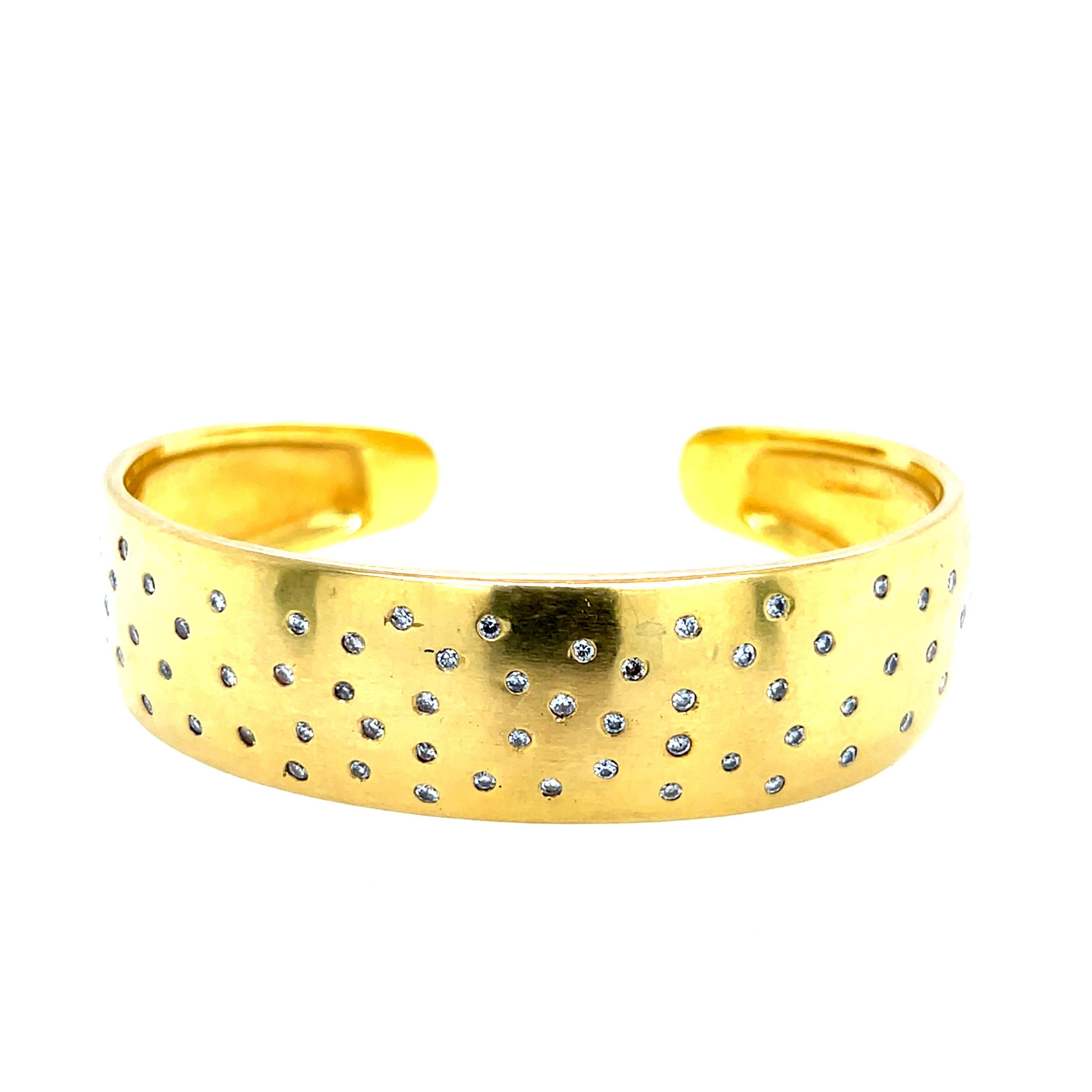 Magnifique bracelet en or jaune 14k de Santa Fe signé par Raoul Sosa.

Serti d'environ 1,10 carats de 62 diamants ronds incolores naturels de taille brillant. Le bracelet mesure 6,75 pouces tout autour, 5,75 pouces si l'on ne tient pas compte de