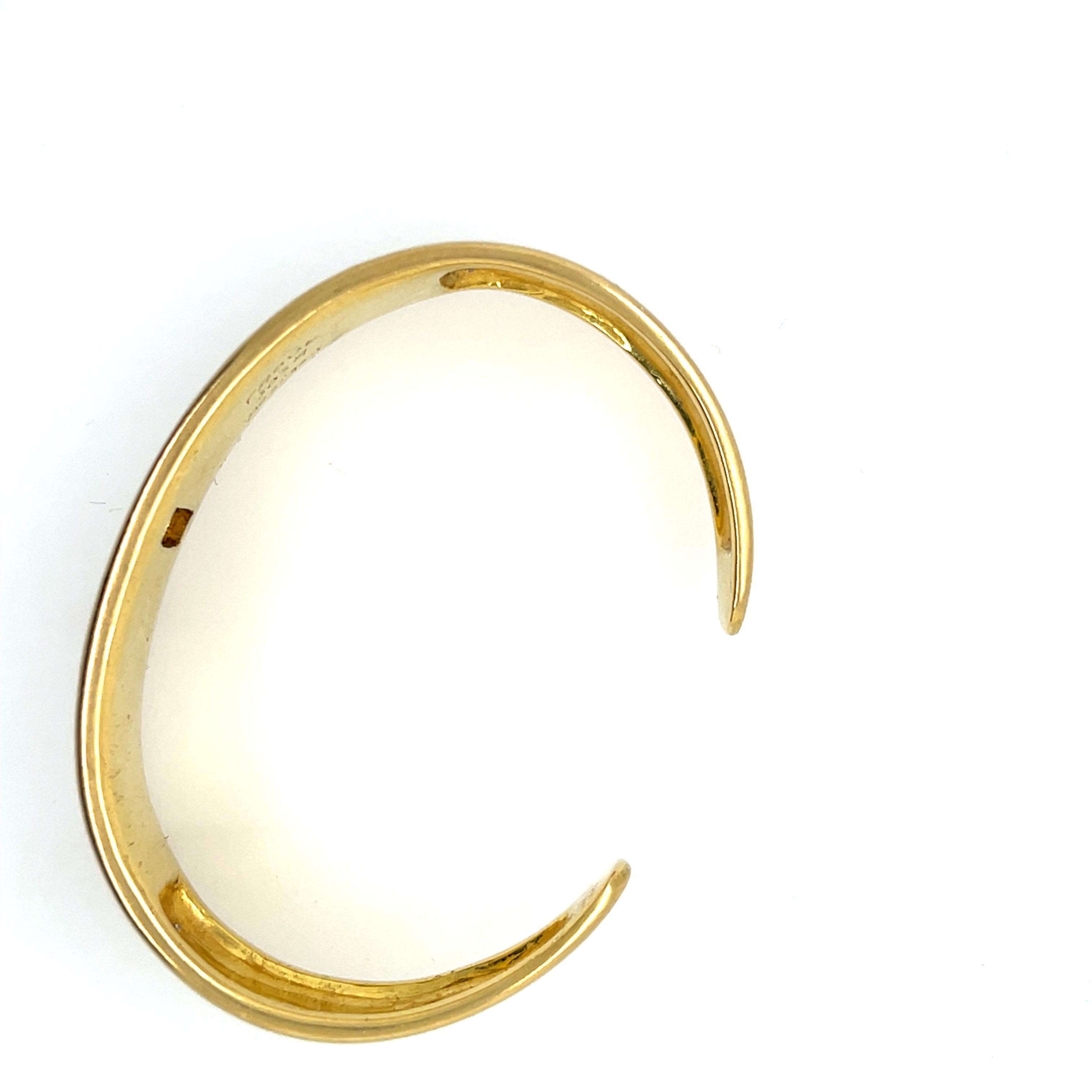 Taille ronde Bracelet jonc moderne en or avec diamants naturels de 1,10 carat signé par Raoul Sosa en vente