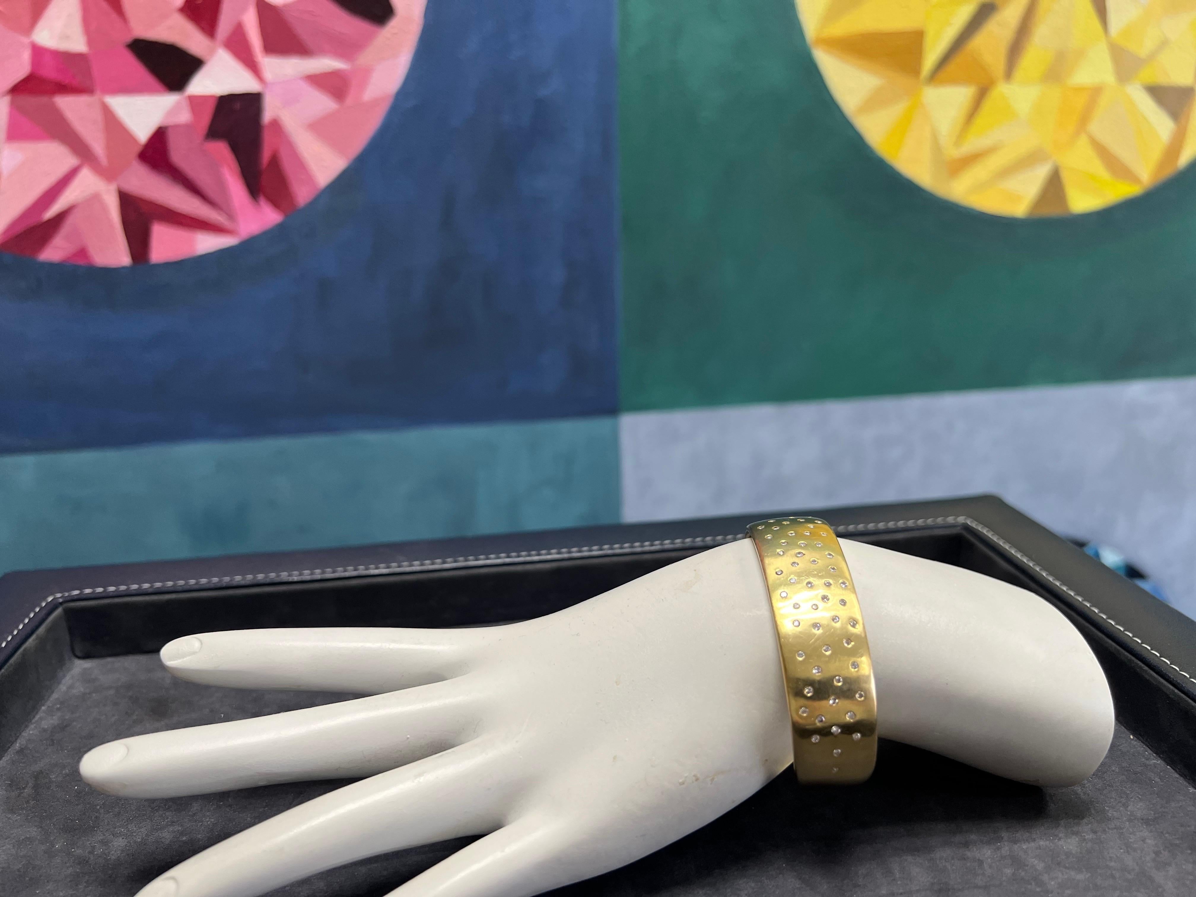 Bracelet jonc moderne en or avec diamants naturels de 1,10 carat signé par Raoul Sosa Bon état - En vente à Los Angeles, CA