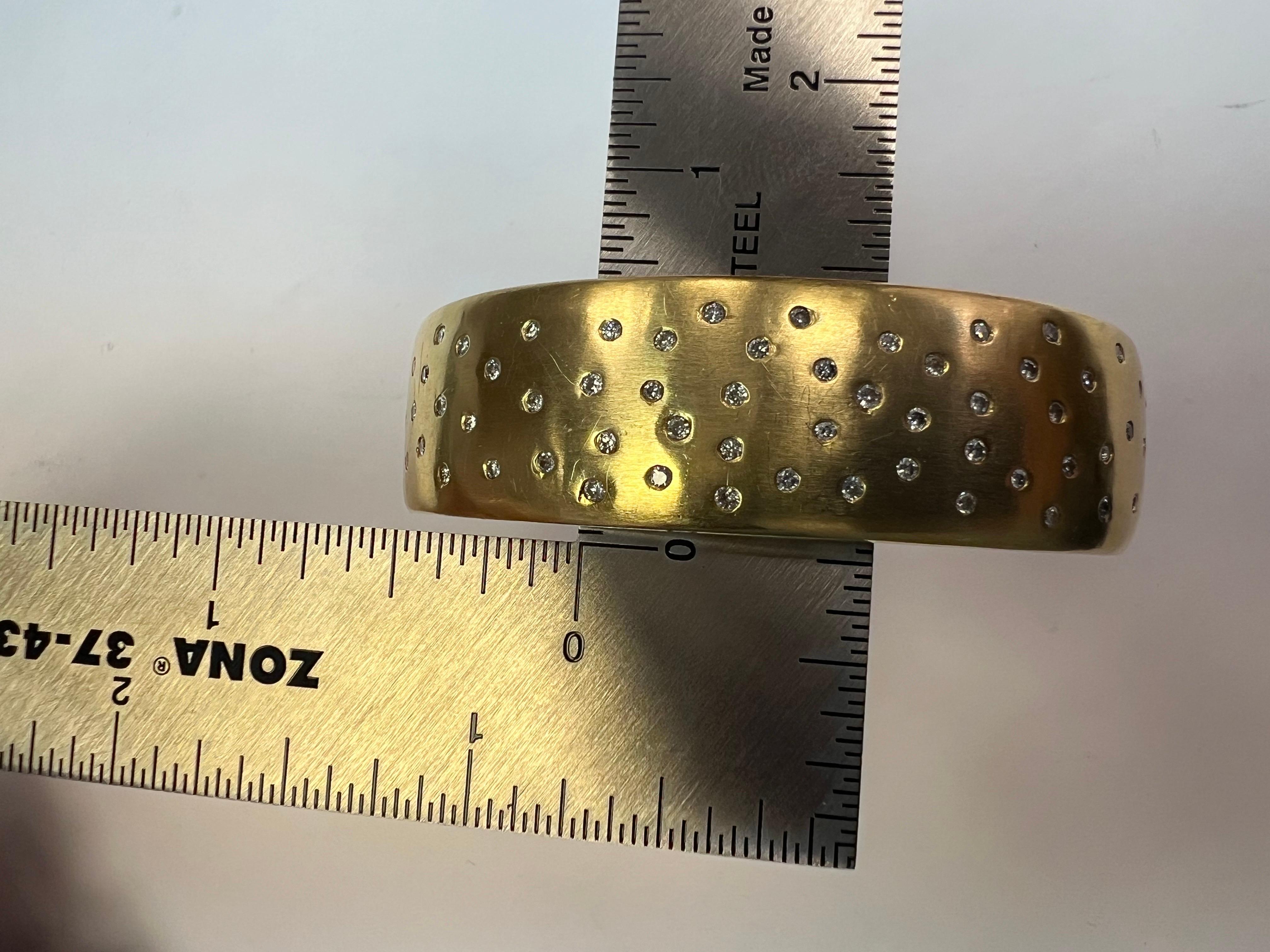 Bracelet jonc moderne en or avec diamants naturels de 1,10 carat signé par Raoul Sosa en vente 2