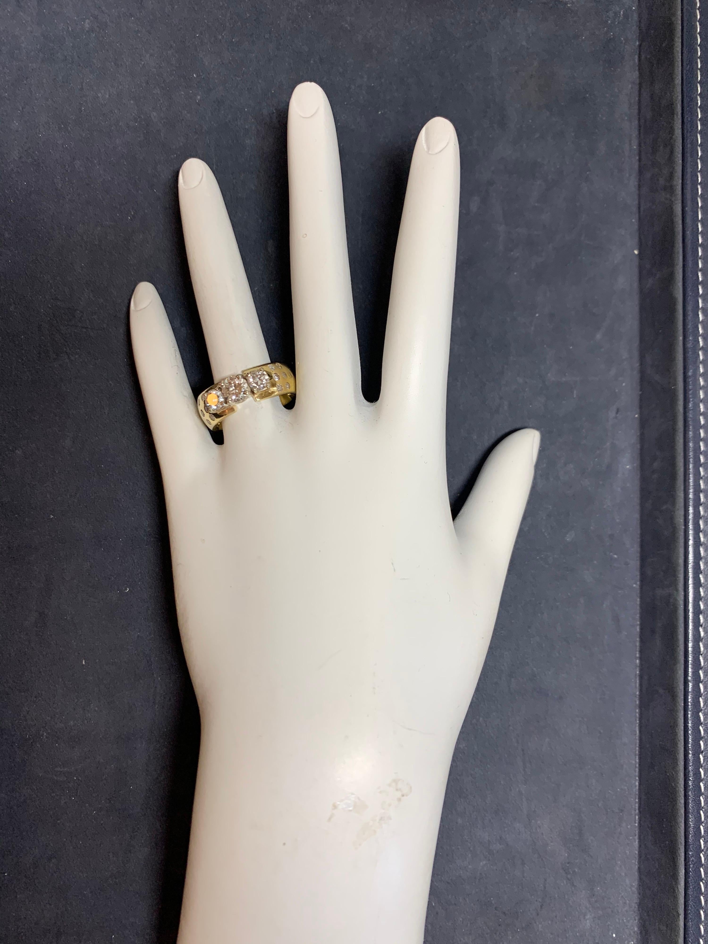 Moderno Anillo de Compromiso de Cóctel de Diamantes Brillantes Redondos Naturales de Oro Amarillo de 14k. 

La piedra central tiene aproximadamente 0,50 quilates, 5,2 mm de diámetro, color F-G y claridad VS. Flanqueando el centro hay 2 redondos de